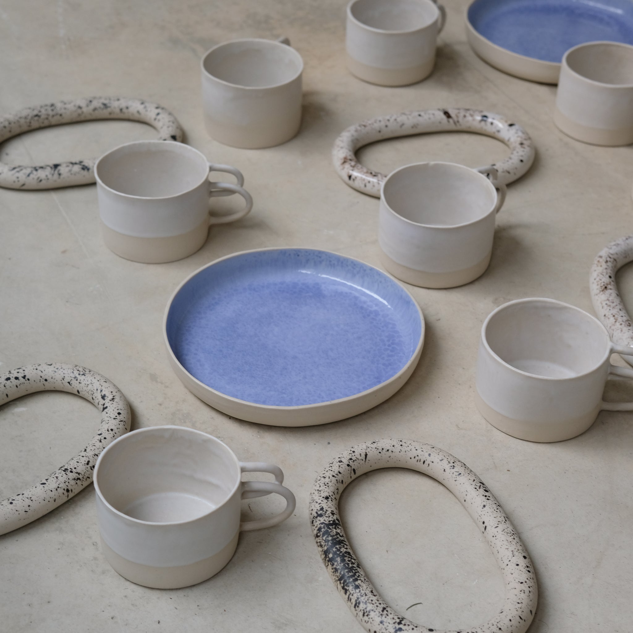 Assiette à rebord bleu perlé de Camille Esnée chez Brutal Ceramics