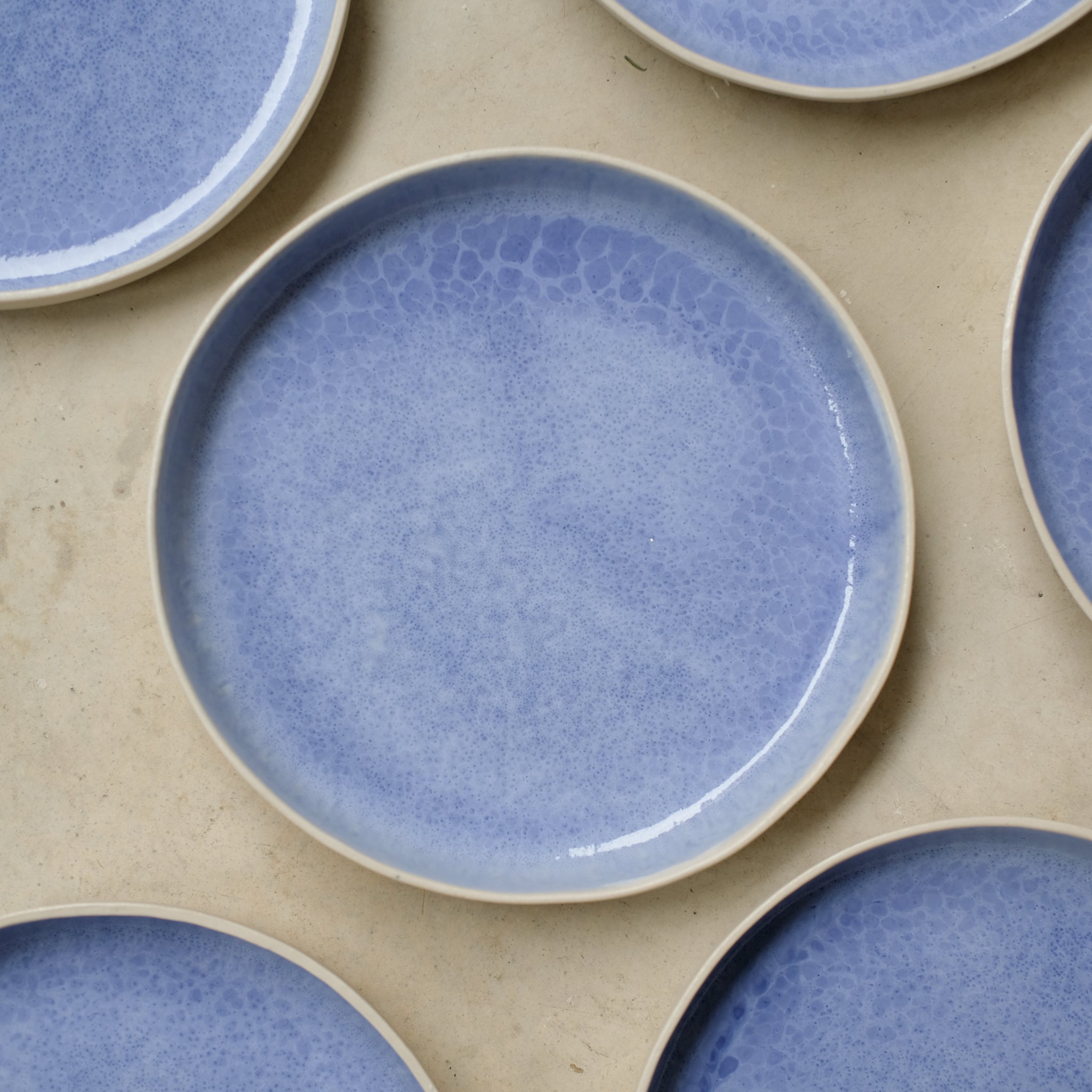 Assiette à rebord bleu perlé de Camille Esnée chez Brutal Ceramics