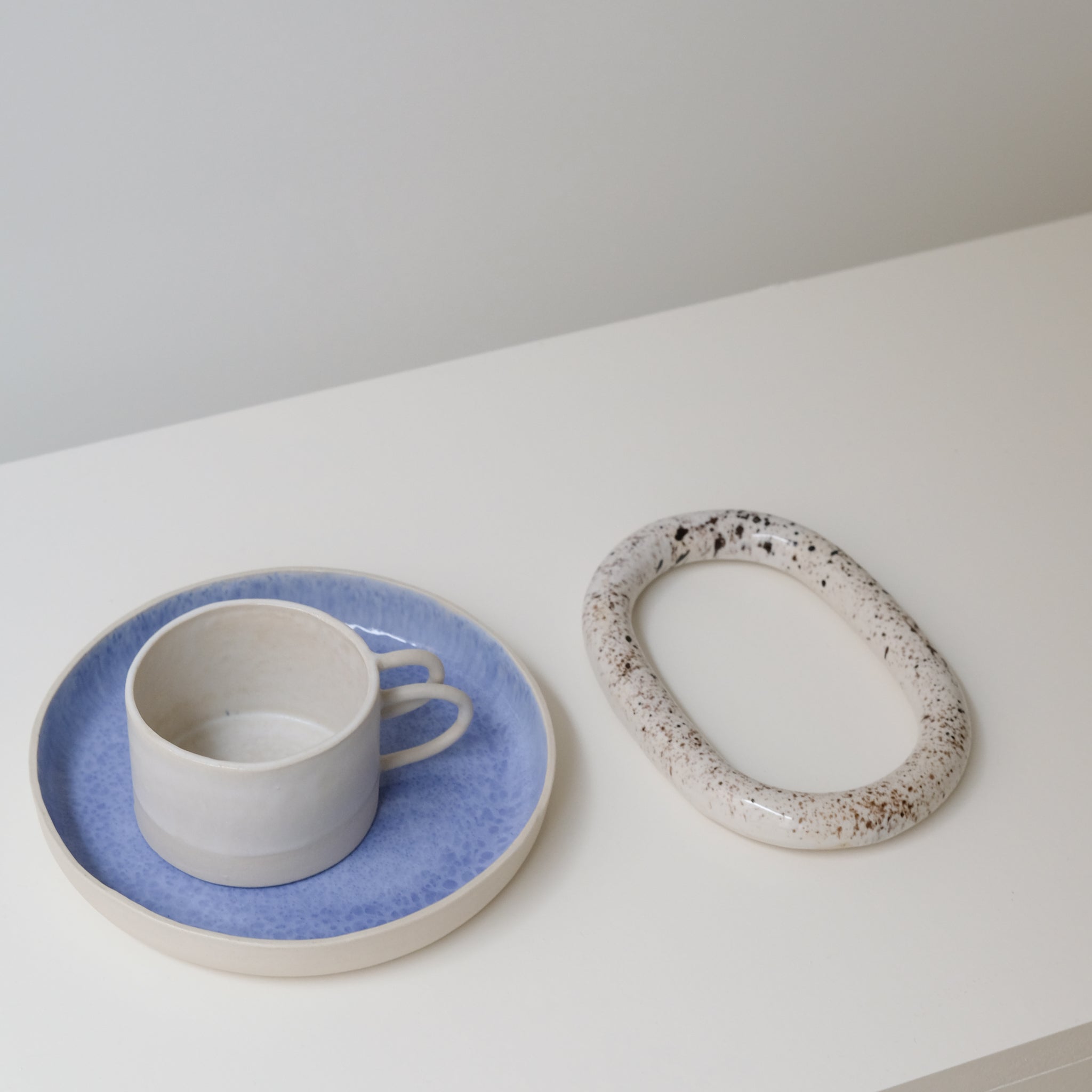 Dessous de plat milky de Camille Esnée chez Brutal Ceramics