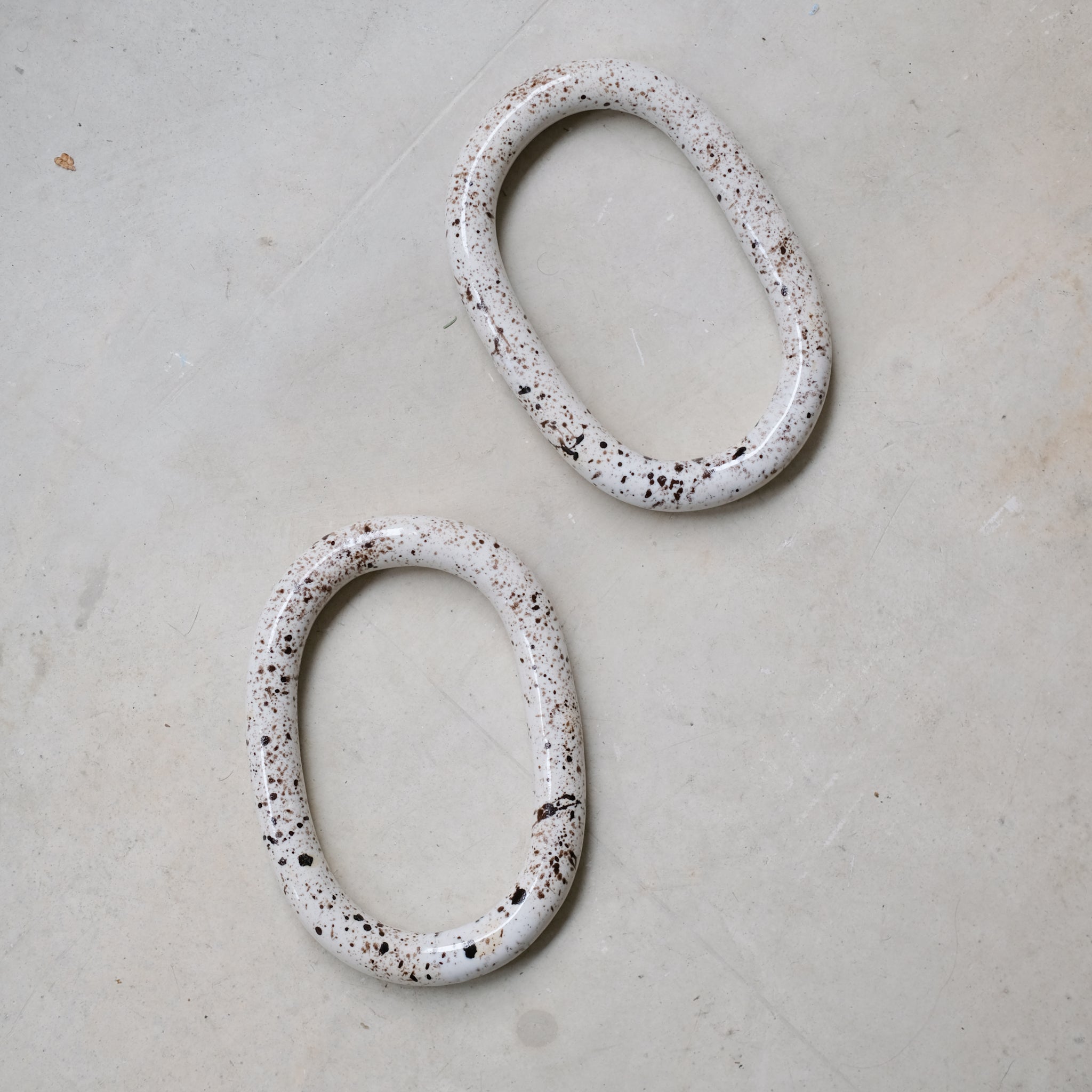 Dessous de plat milky de Camille Esnée chez Brutal Ceramics