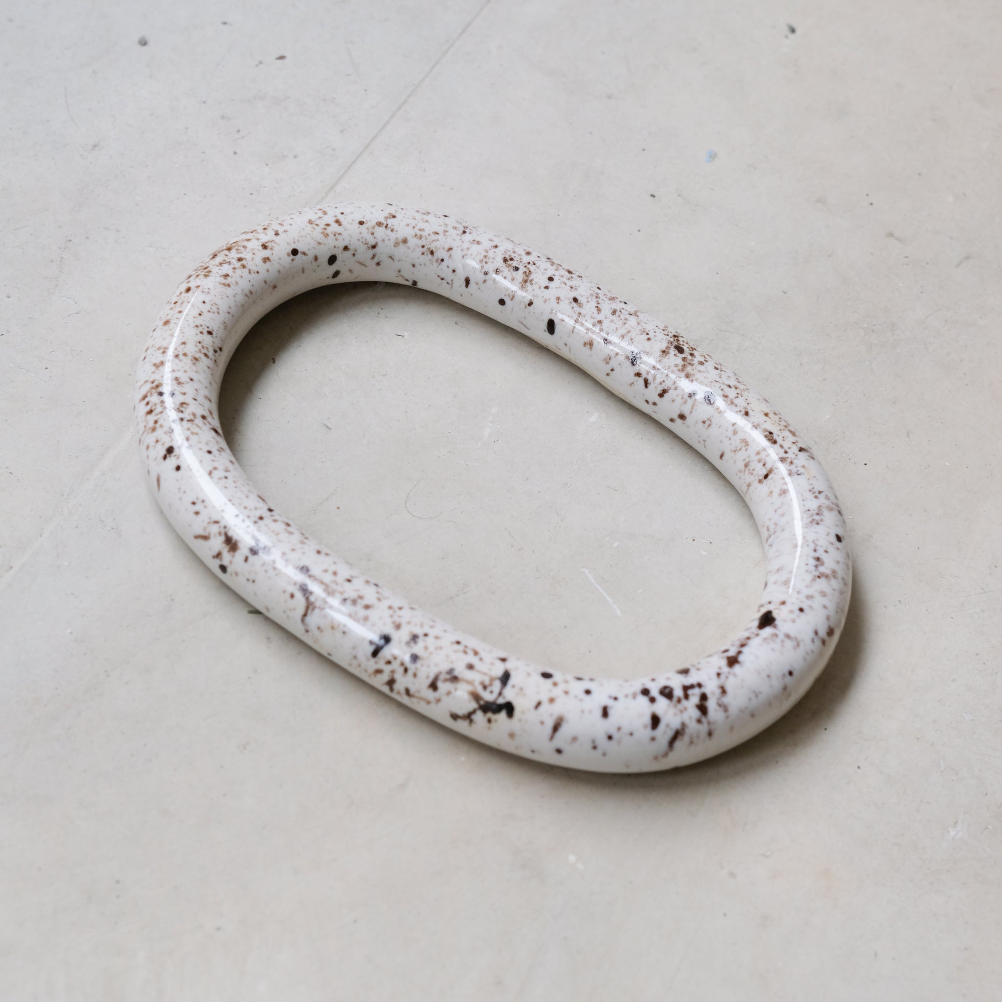 Dessous de plat milky de Camille Esnée chez Brutal Ceramics