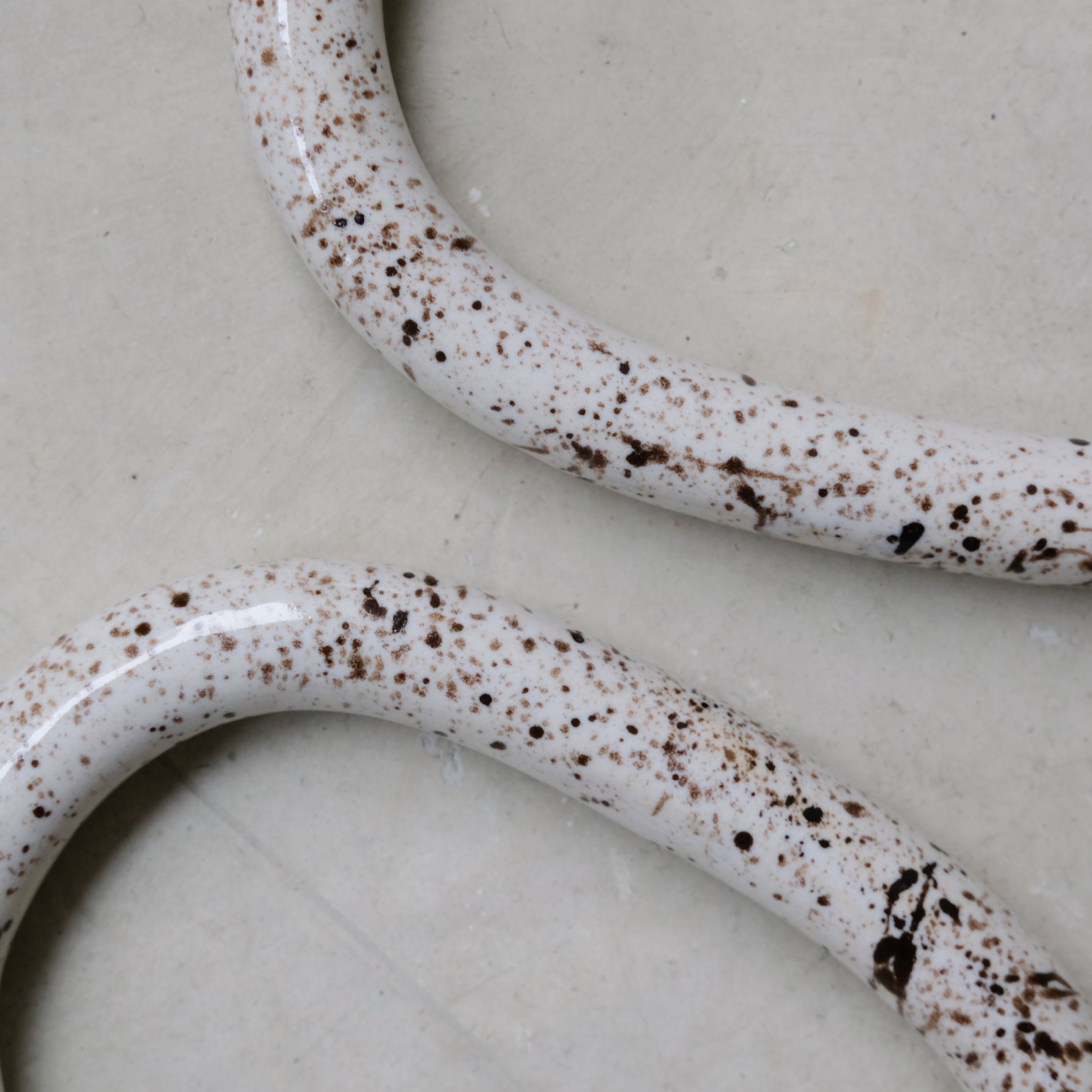 Dessous de plat milky de Camille Esnée chez Brutal Ceramics