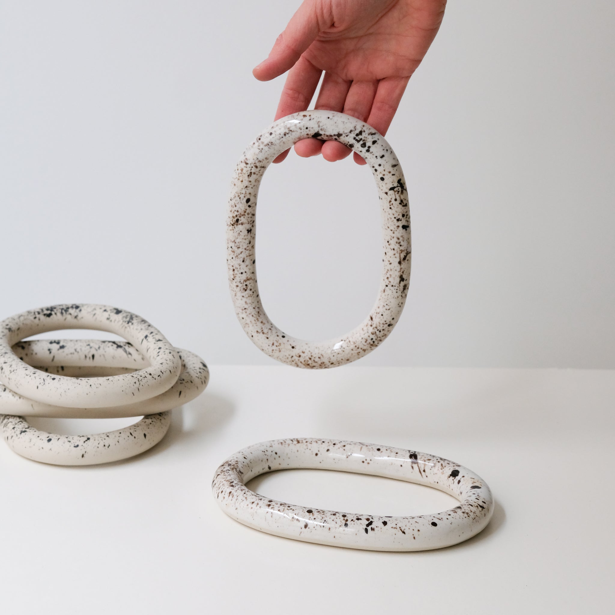 Dessous de plat milky de Camille Esnée chez Brutal Ceramics