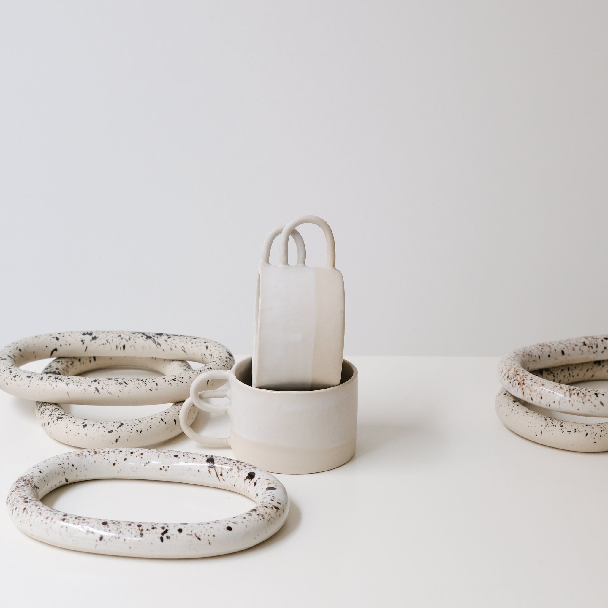 Dessous de plat milky de Camille Esnée chez Brutal Ceramics