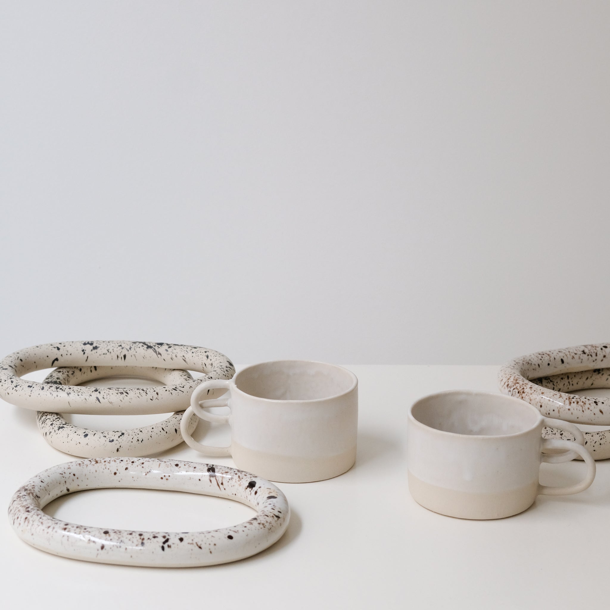 Dessous de plat moucheté noir de Camille Esnée chez Brutal Ceramics