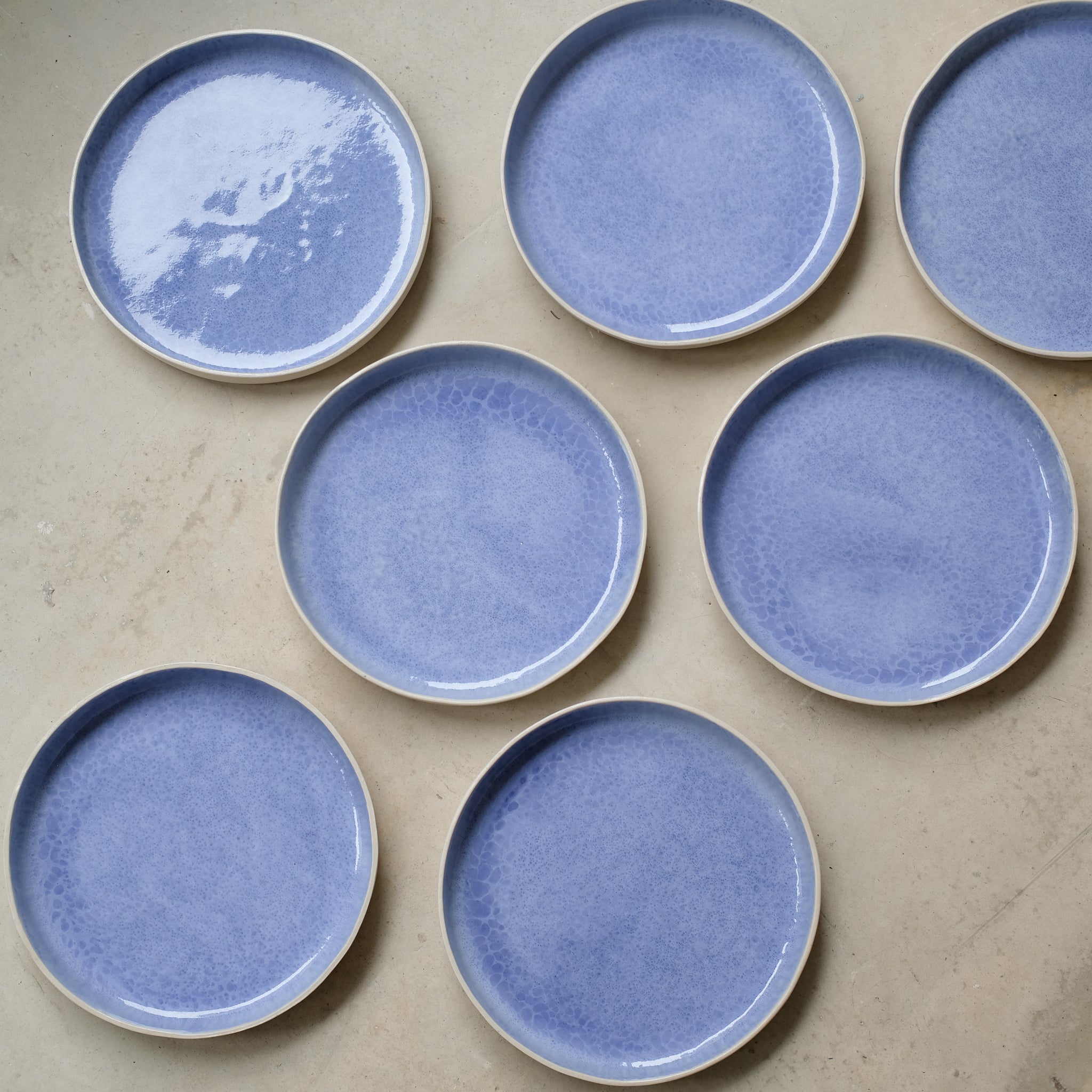 Assiette à rebord bleu perlé de Camille Esnée chez Brutal Ceramics