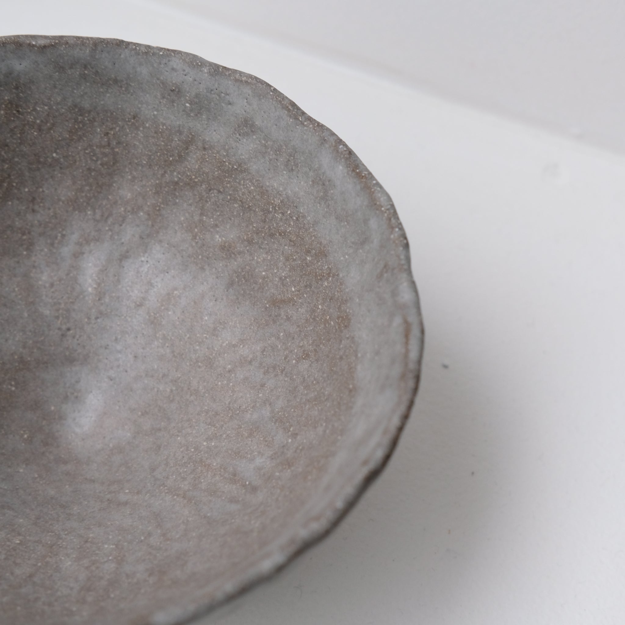 Bol en grès roux, bleu navy de Cindy Liao Rasamoelina chez Brutal Ceramics
