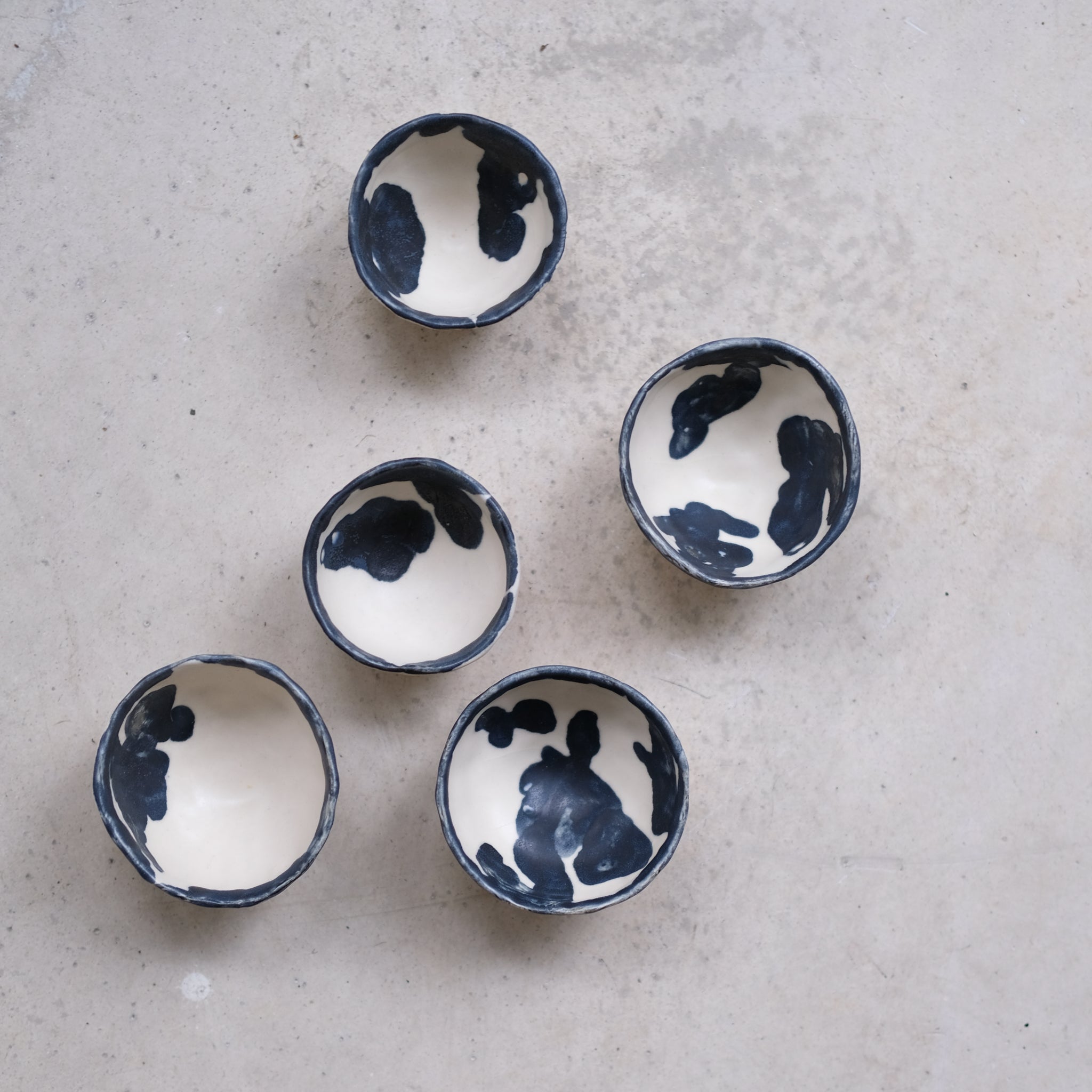 Verre à saké en grès, motifs bleu navy de Cindy Liao Rasamoelina chez Brutal