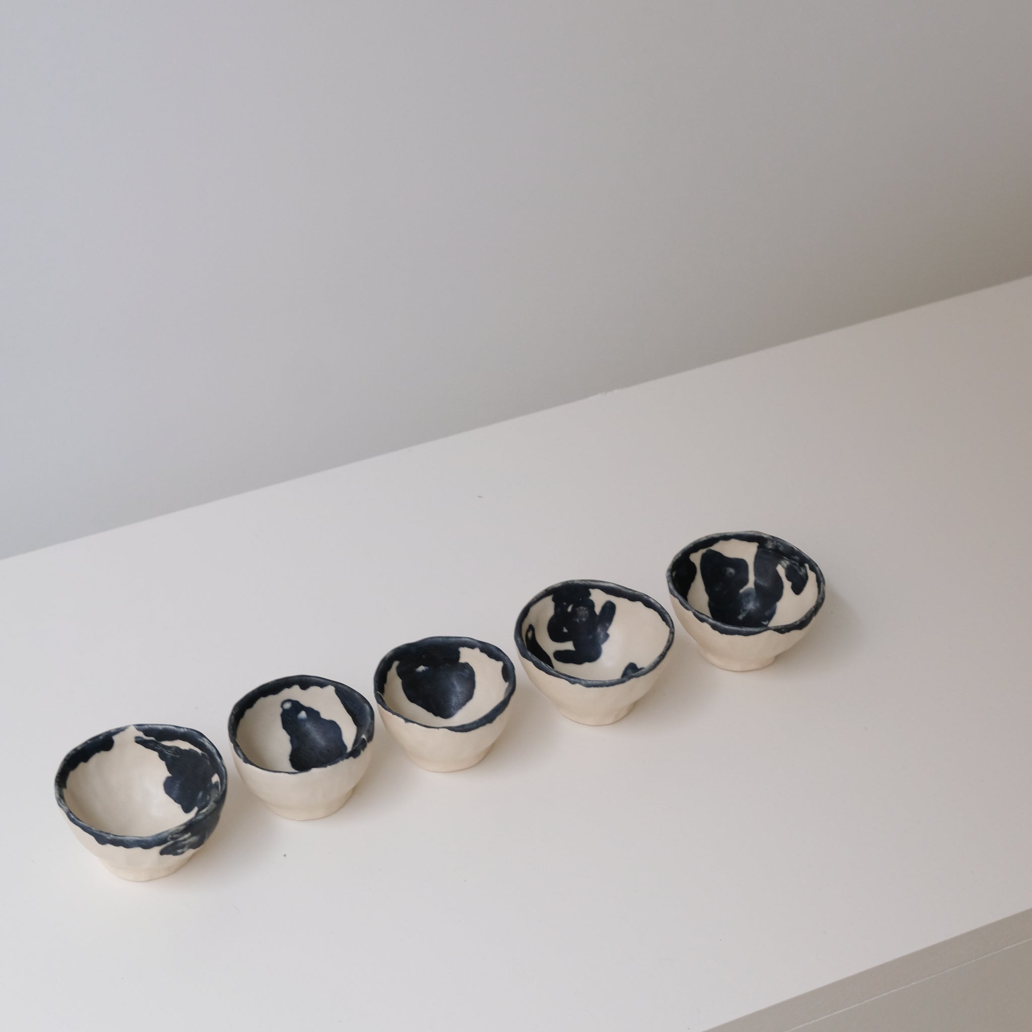 Verre à saké en grès, motifs bleu navy de Cindy Liao Rasamoelina chez BrutalVerre à saké en grès, motifs bleu navy de Cindy Liao Rasamoelina chez Brutal