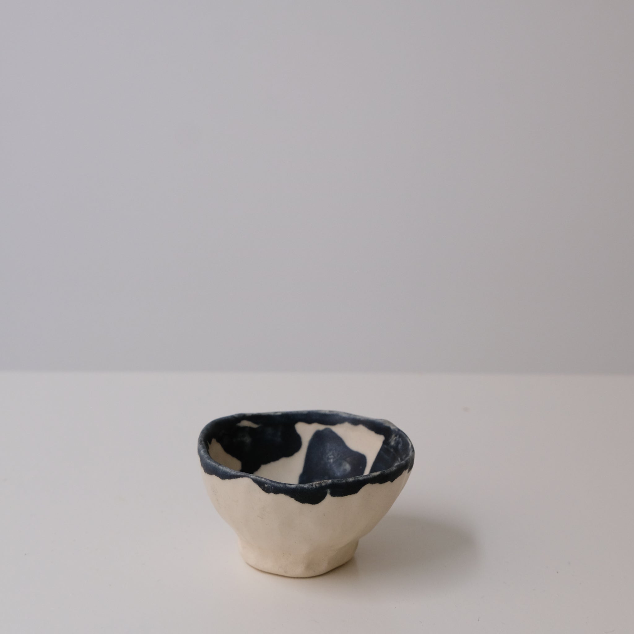 Verre à saké en grès, motifs bleu navy de Cindy Liao Rasamoelina chez Brutal