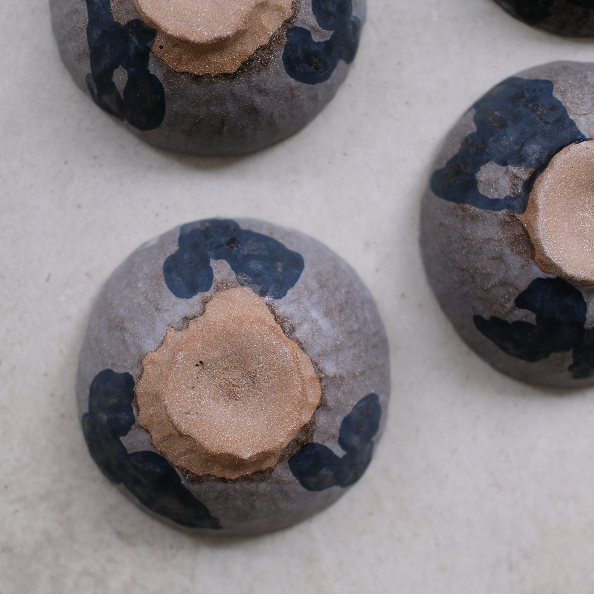 Bol en grès roux, bleu navy de Cindy Liao Rasamoelina chez Brutal Ceramics