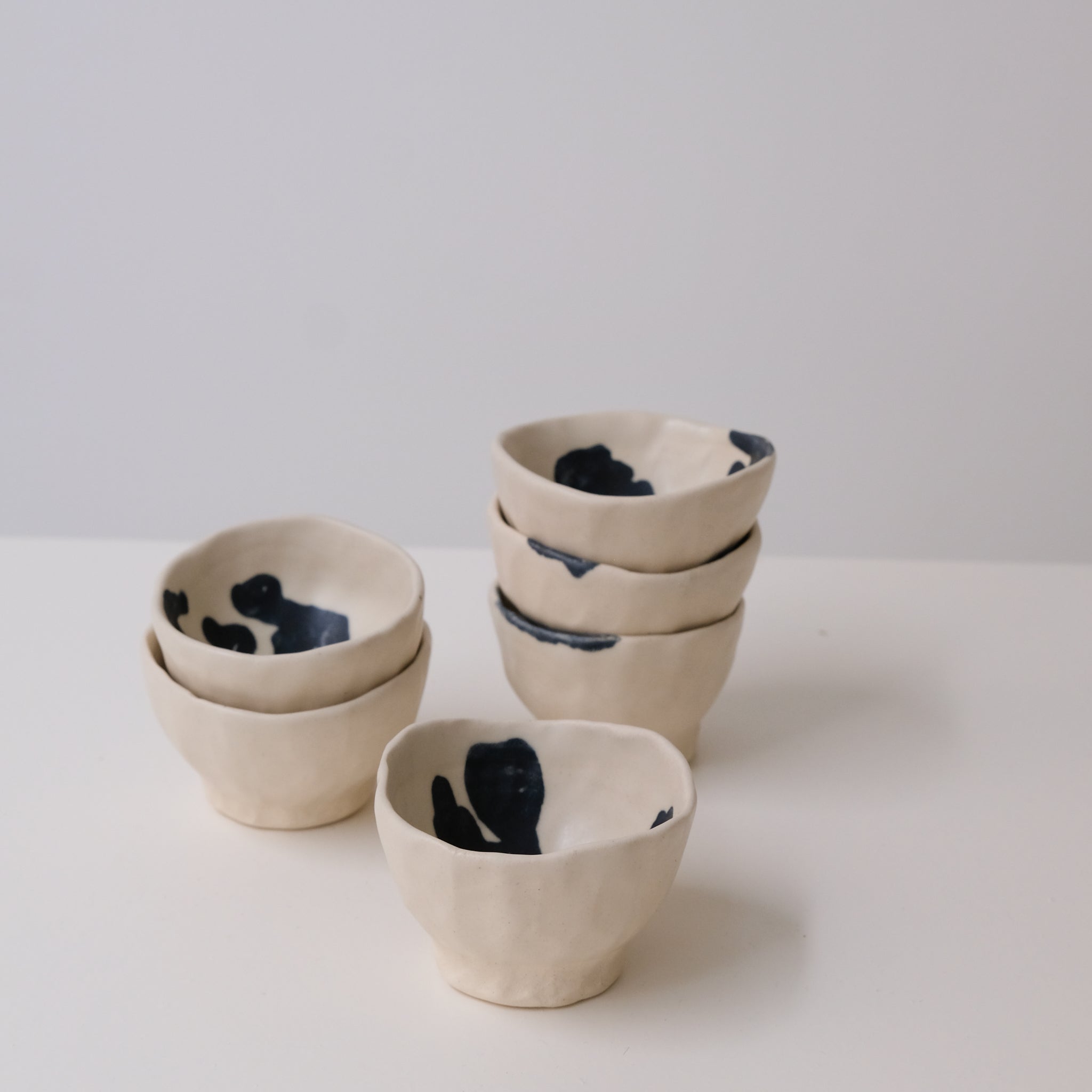 Verre à saké en grès, motifs bleu navy de Cindy Liao Rasamoelina chez Brutal