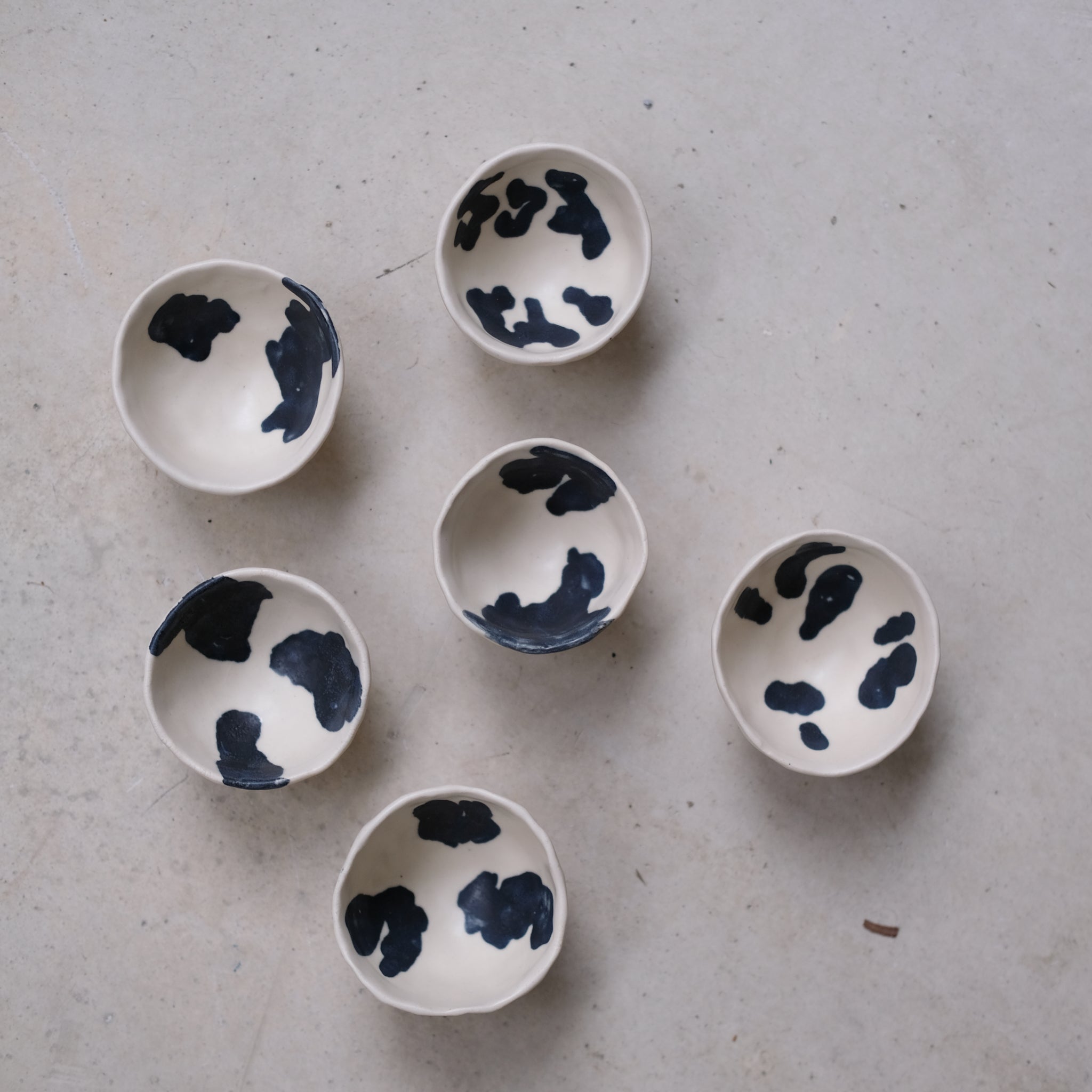 Verre à saké en grès, motifs bleu navy de Cindy Liao Rasamoelina chez Brutal