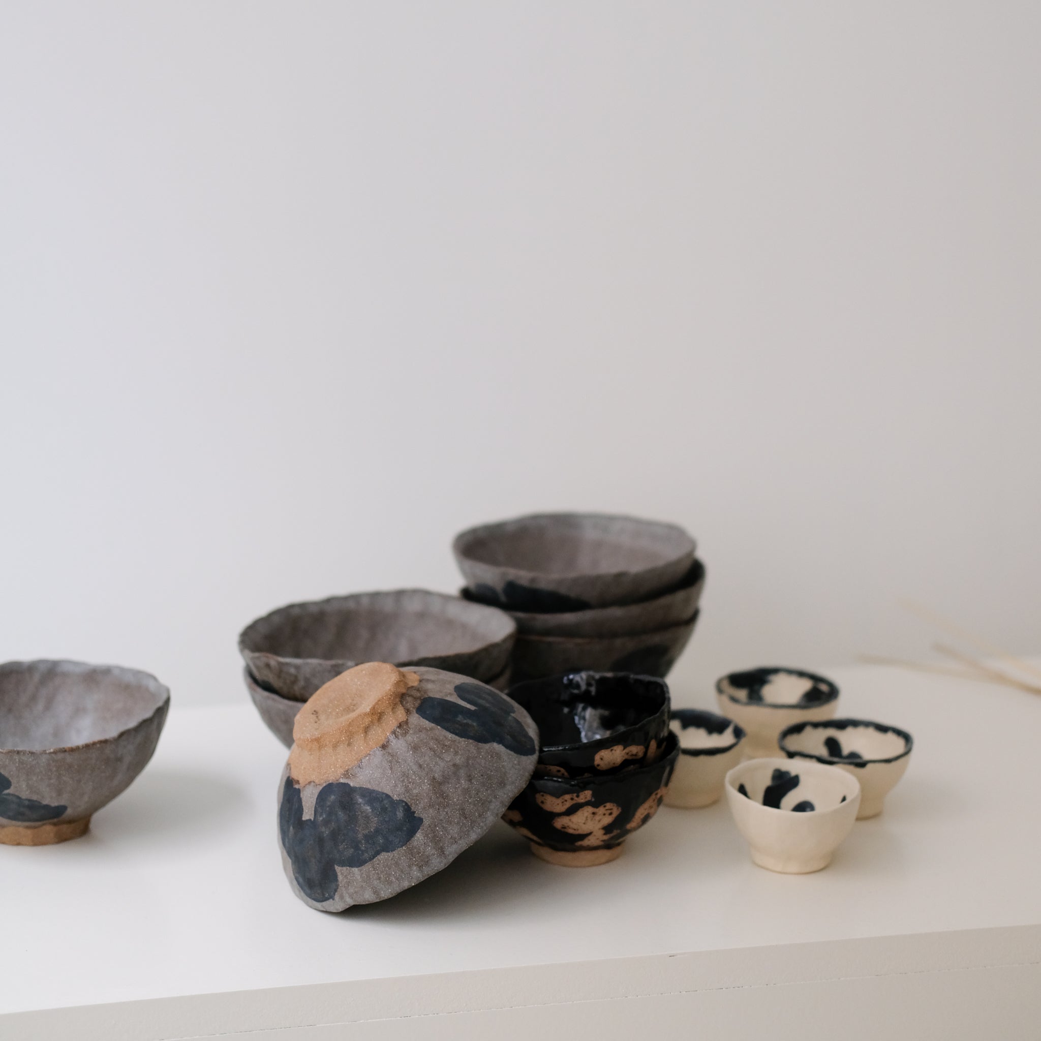 Bol en grès roux, bleu navy de Cindy Liao Rasamoelina chez Brutal Ceramics