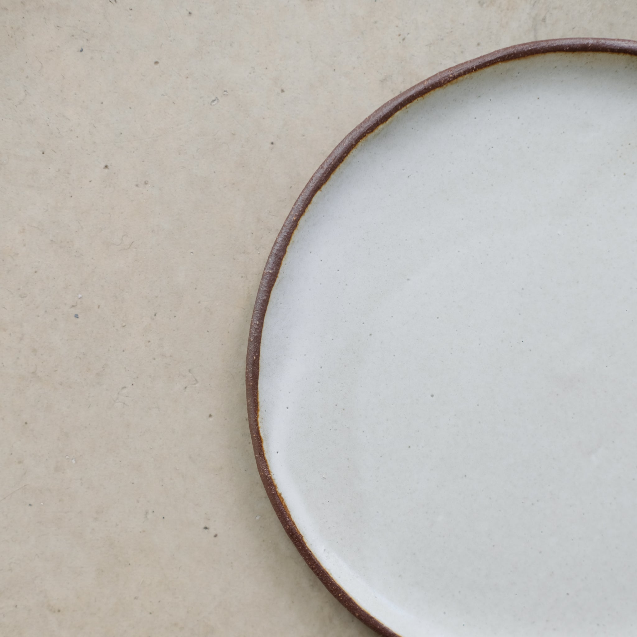 Assiette en grès par la céramiste Gaëlle Le Doledec chez Brutal