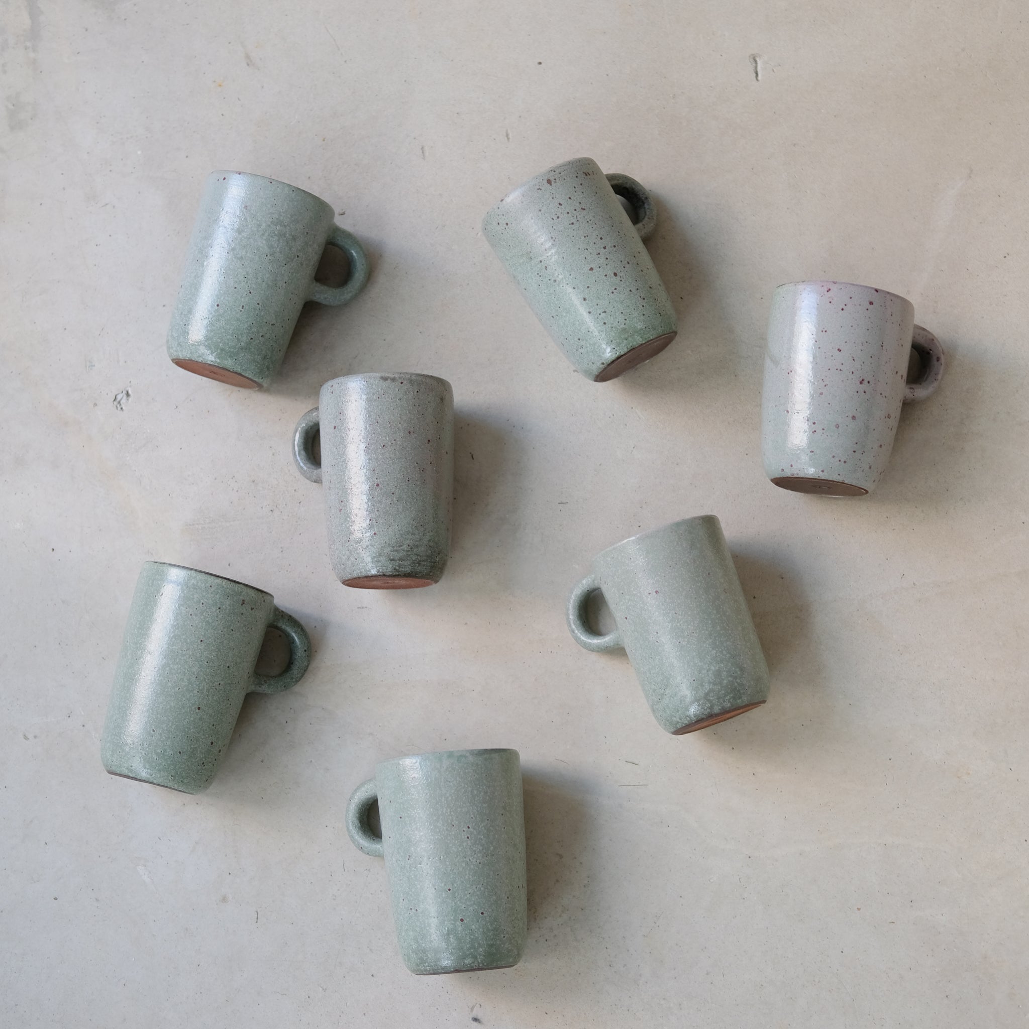 Tasse en grès vert d'eau par Gaëlle Le Doledec chez Brutal