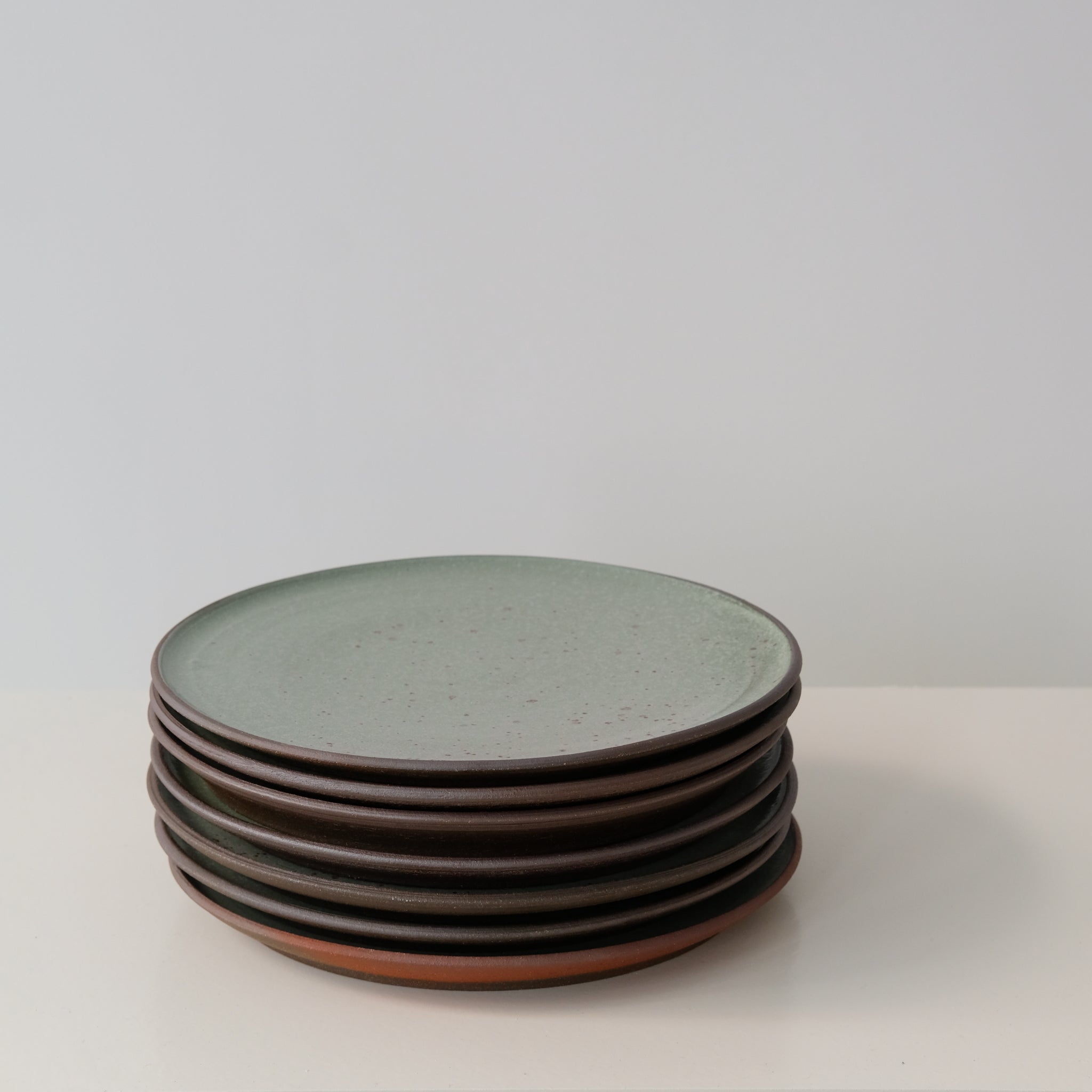 Assiette en grès par la céramiste Gaëlle Le Doledec chez Brutal
