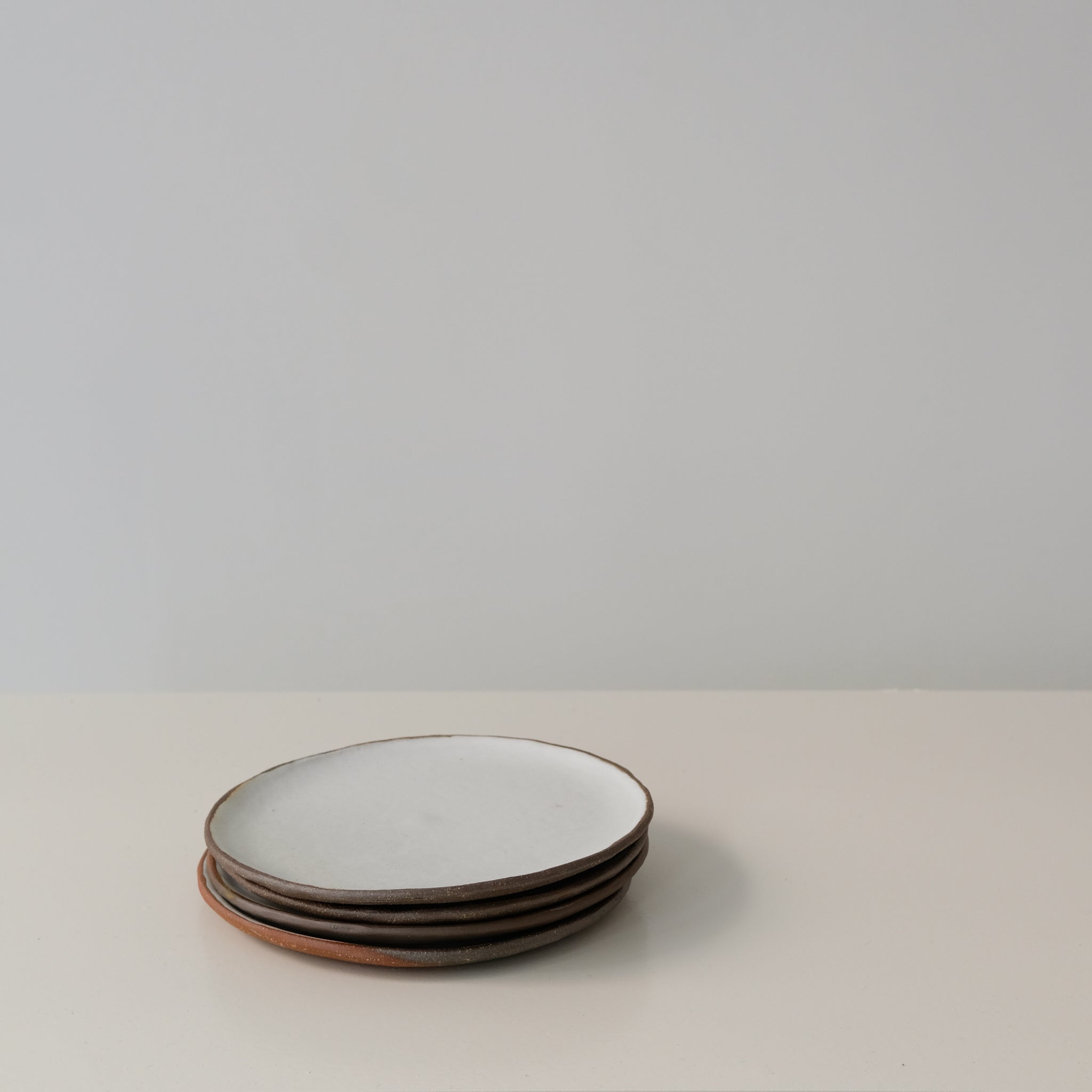 Assiette en grès par la céramiste Gaëlle Le Doledec chez Brutal