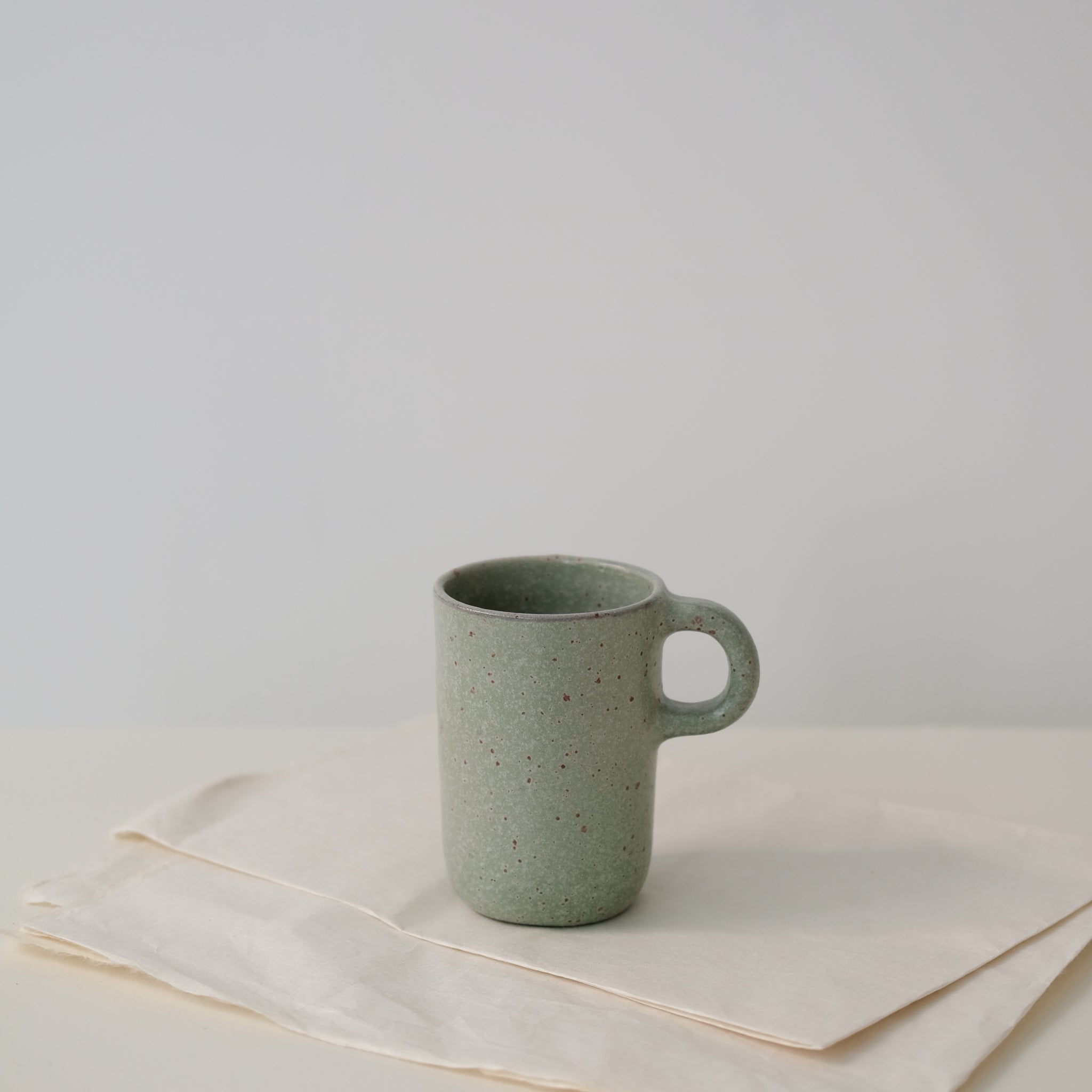 Tasse en grès vert d'eau par Gaëlle Le Doledec chez Brutal