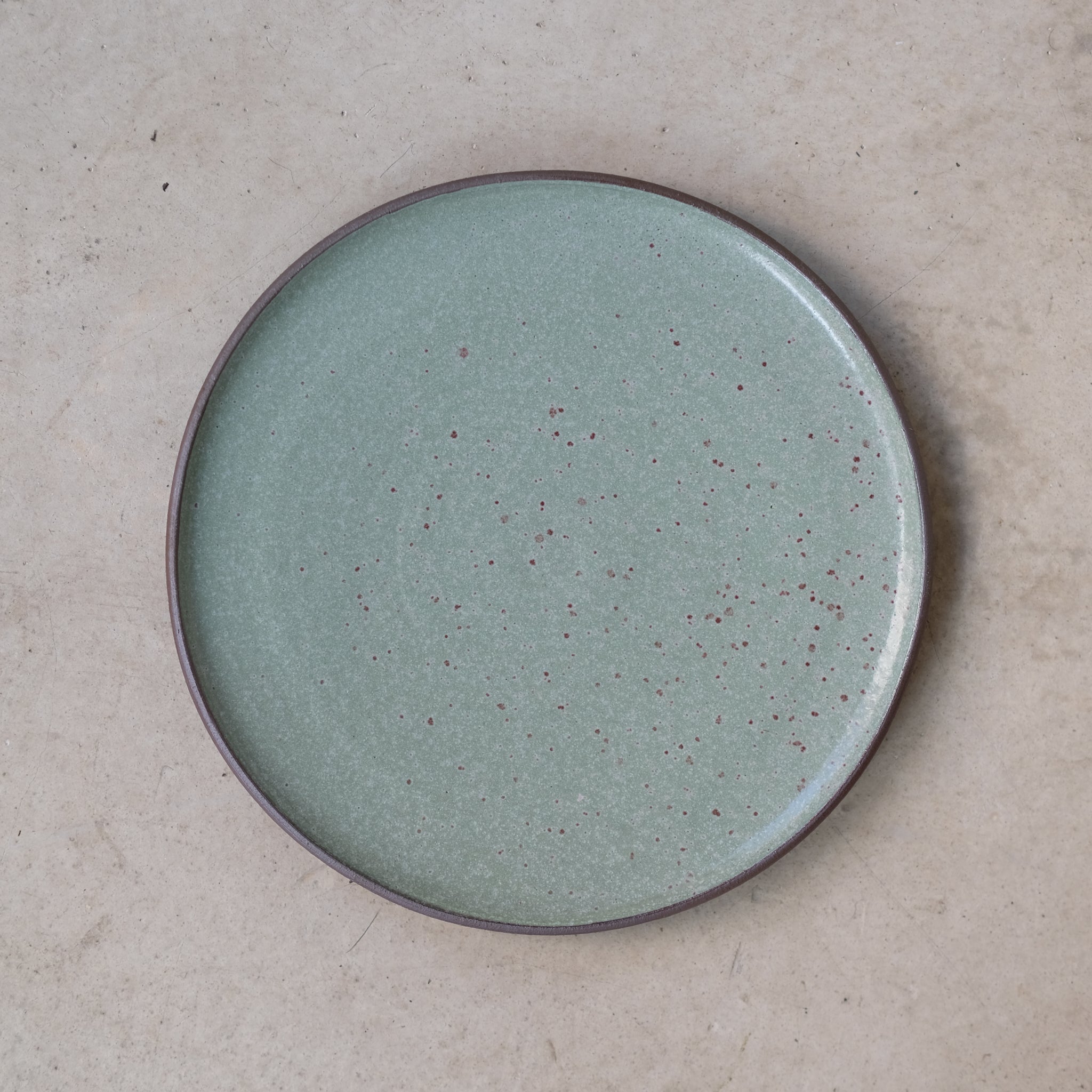 Assiette en grès par la céramiste Gaëlle Le Doledec chez Brutal