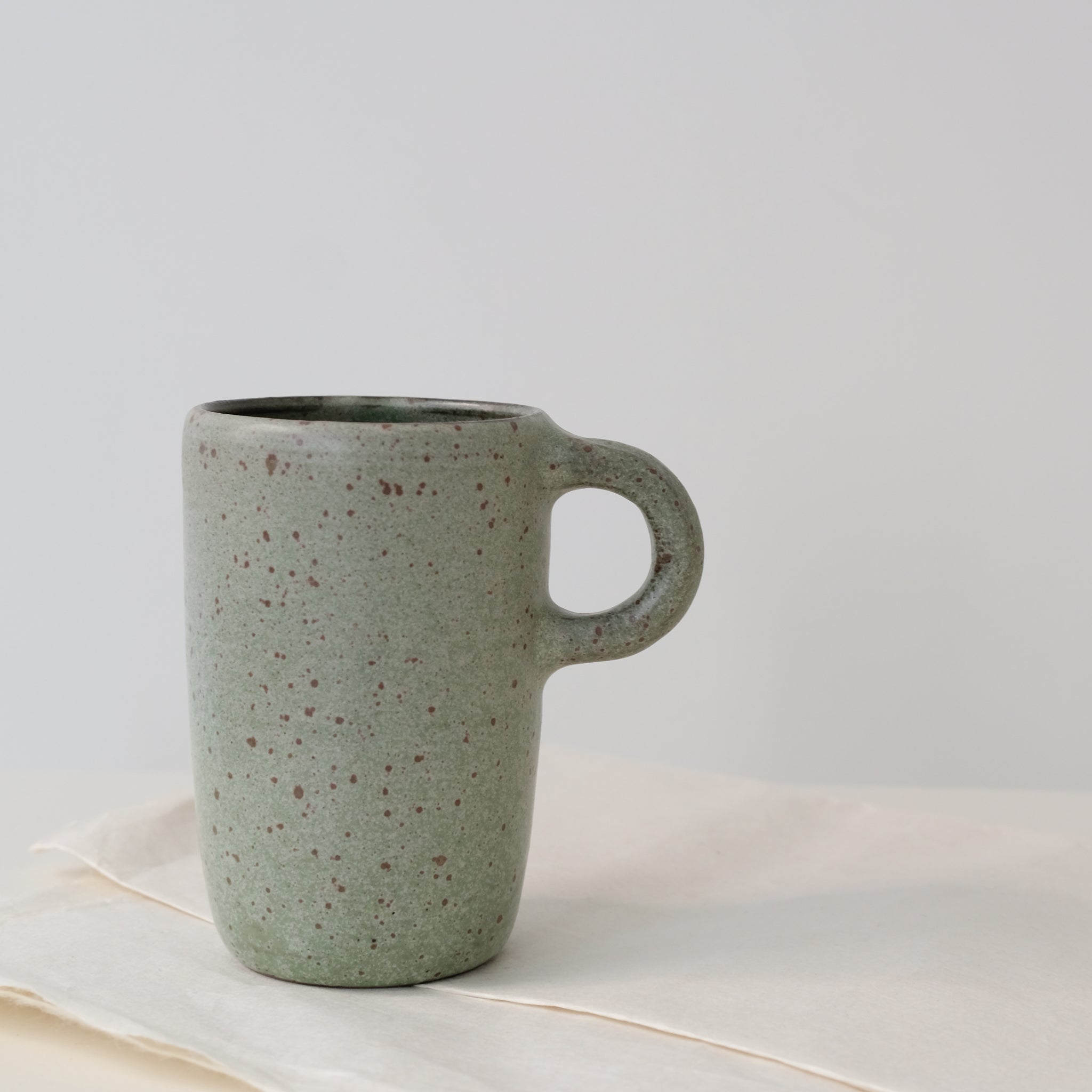 Tasse en grès vert d'eau par Gaëlle Le Doledec chez Brutal