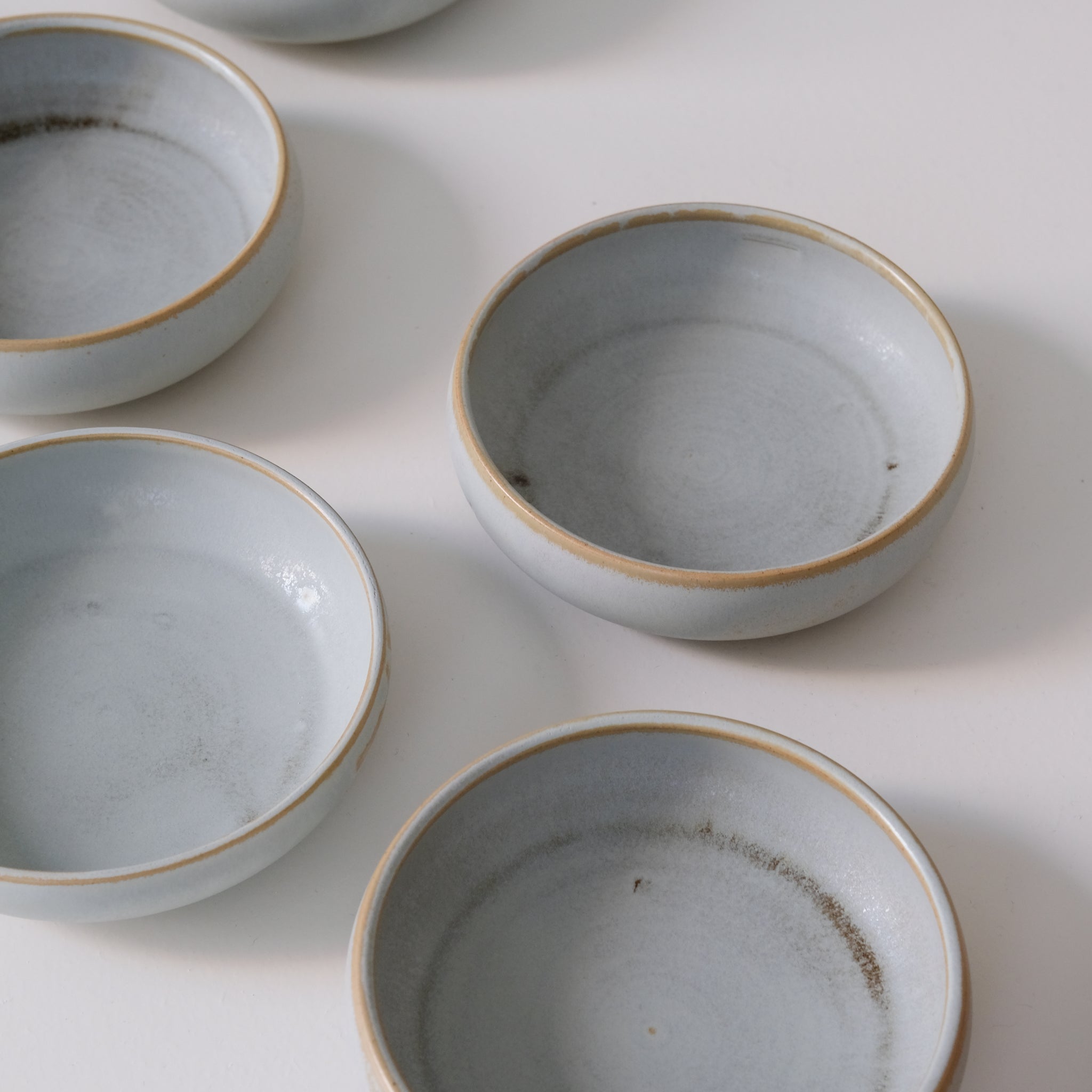 Assiette creuse blanc polaire par Léa Guetta chez Brutal Ceramics