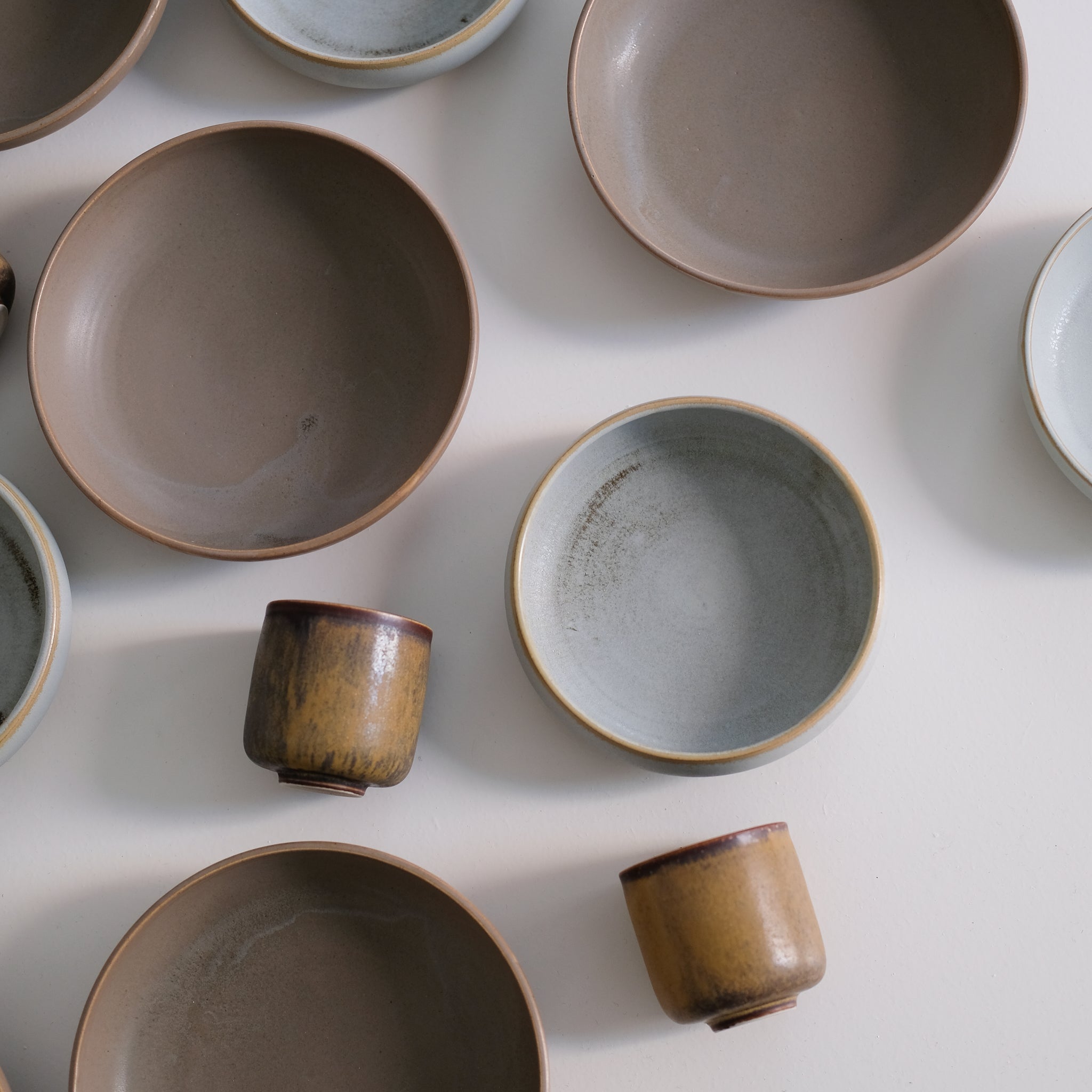 Assiette creuse brun kaki par Léa Guetta chez Brutal Ceramics