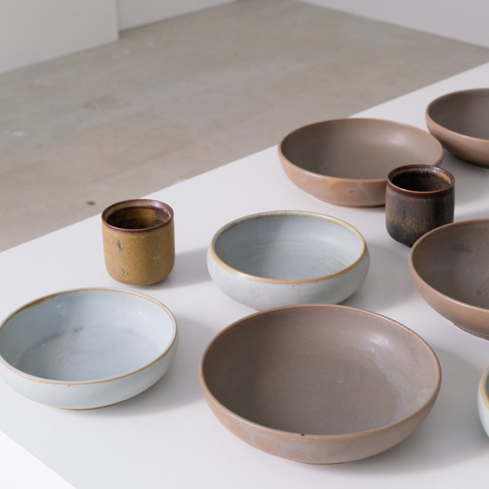 Tasse en grès ocre brun par Léa Guetta chez Brutal Ceramics