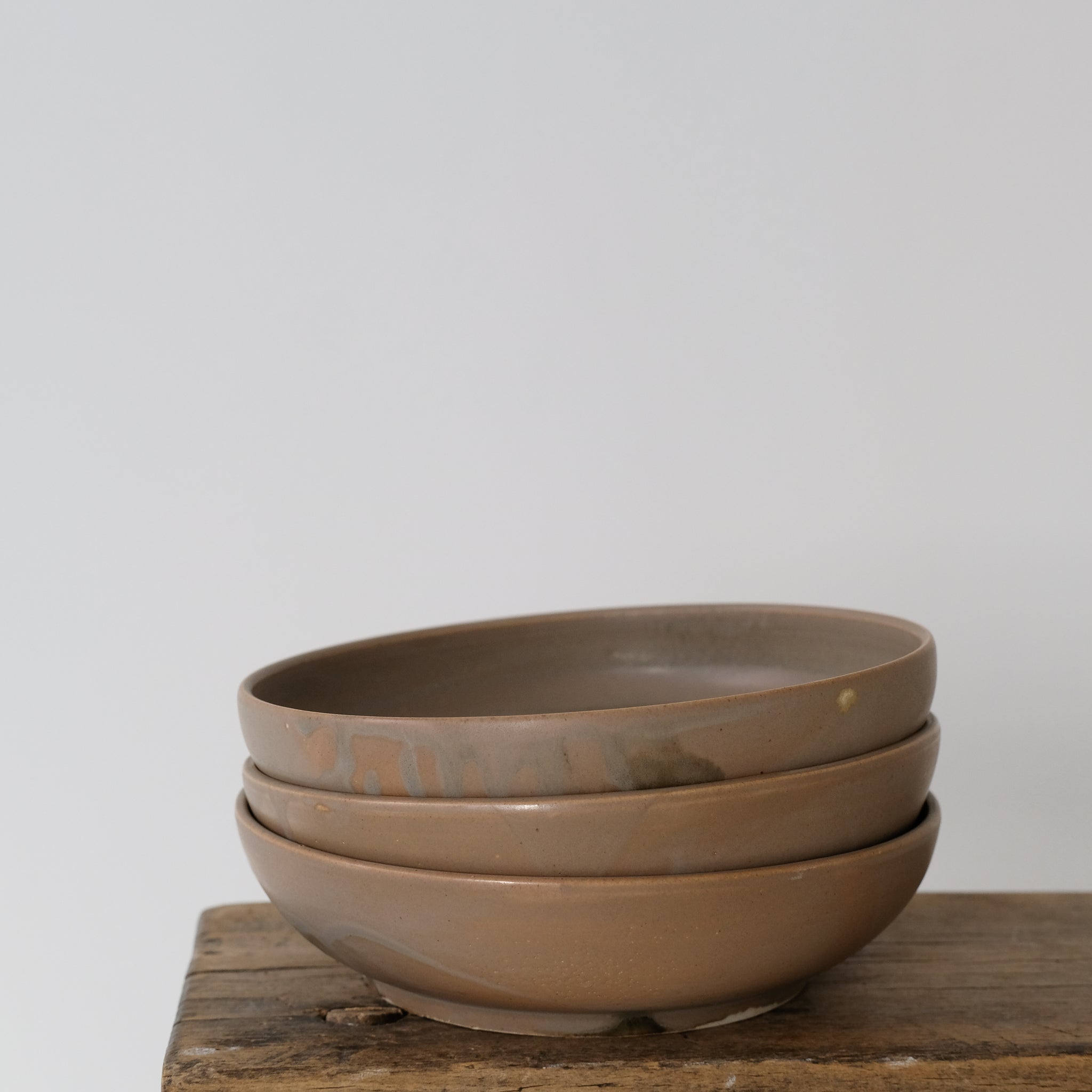 Assiette creuse brun kaki par Léa Guetta chez Brutal Ceramics