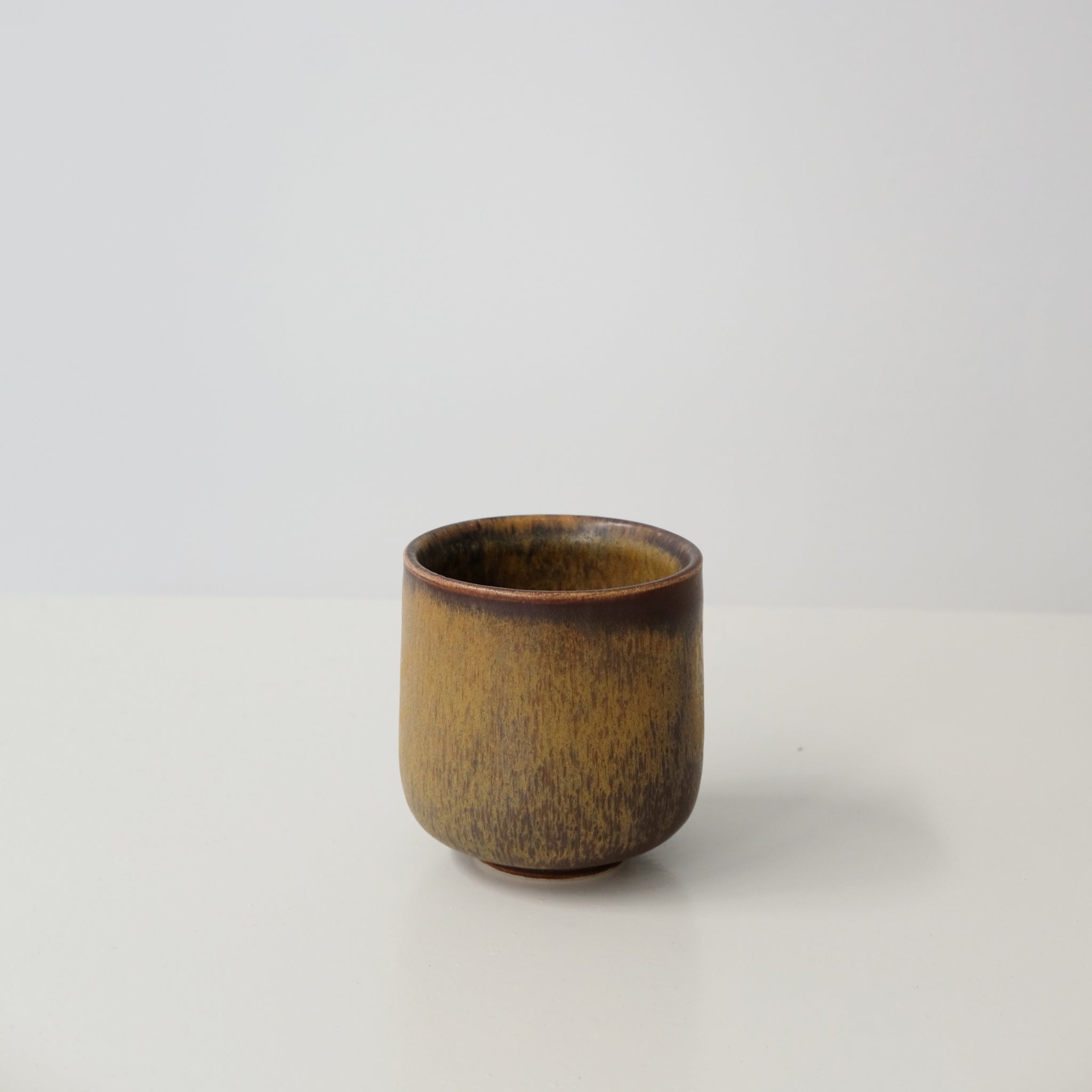 Tasse en grès ocre brun par Léa Guetta chez Brutal Ceramics