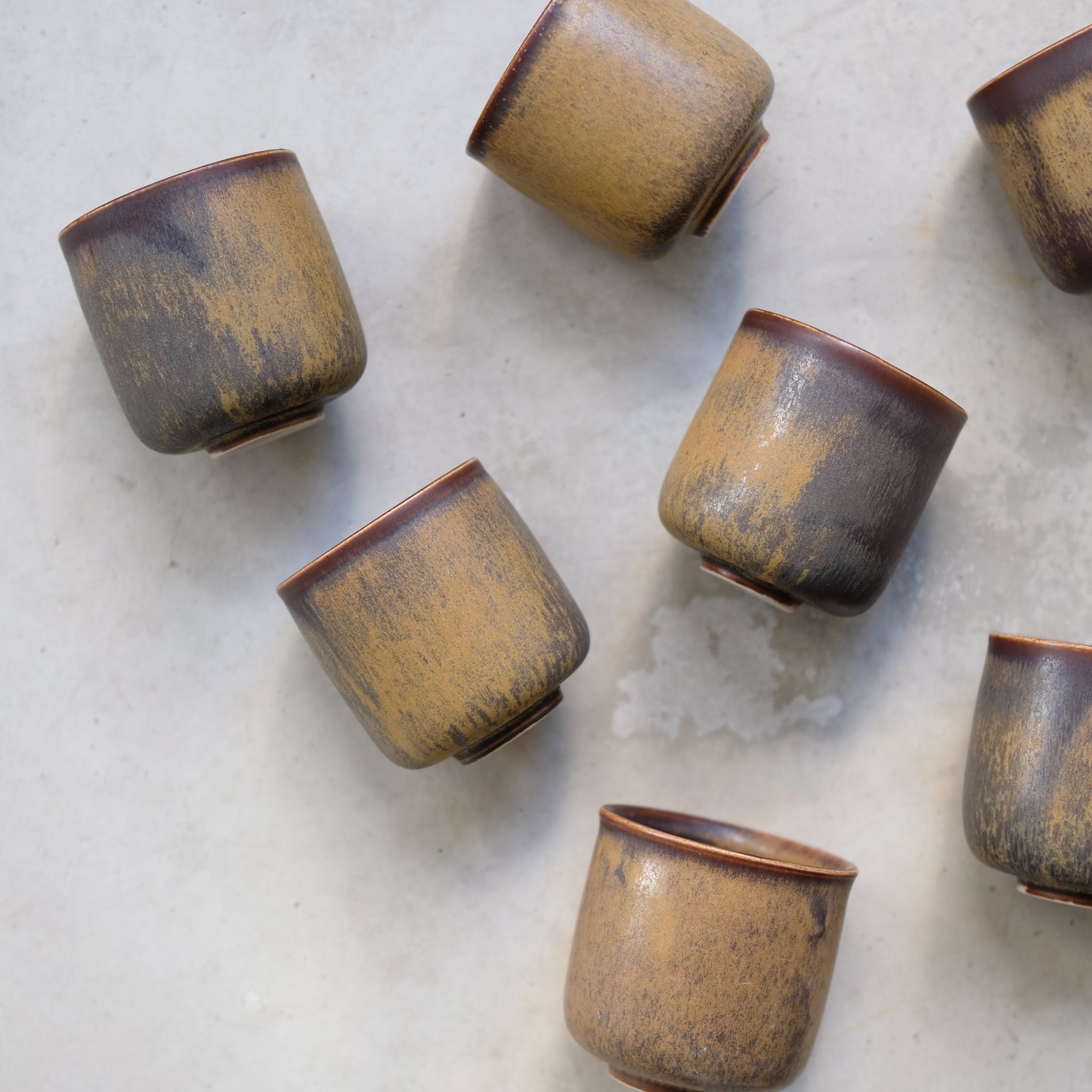 Tasse en grès ocre brun par Léa Guetta chez Brutal Ceramics