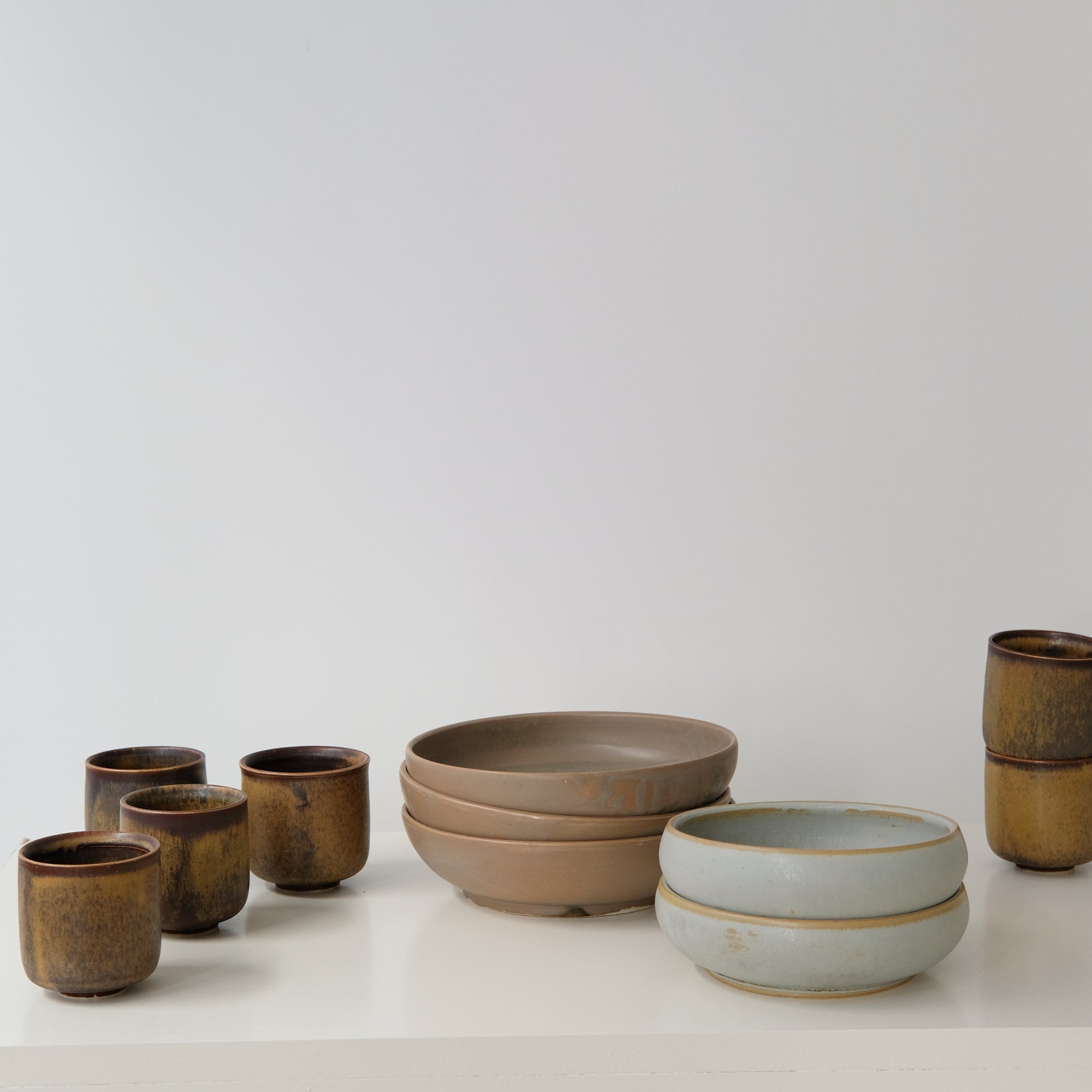 Tasse en grès ocre brun par Léa Guetta chez Brutal Ceramics