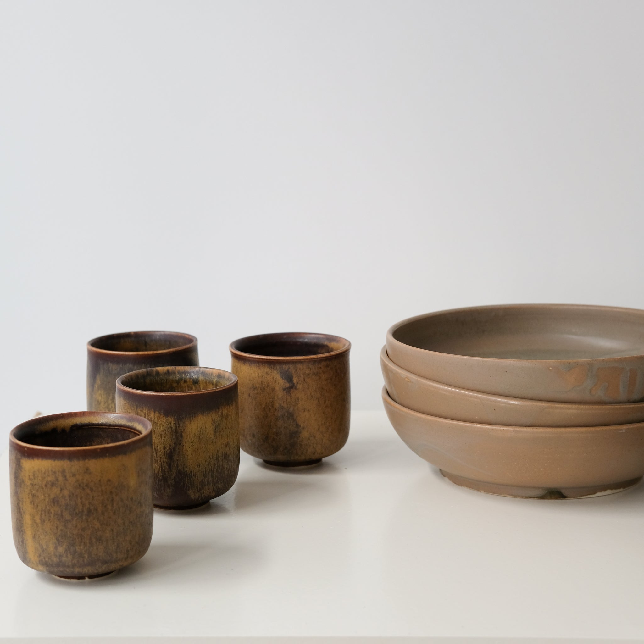 Assiette creuse brun kaki par Léa Guetta chez Brutal Ceramics