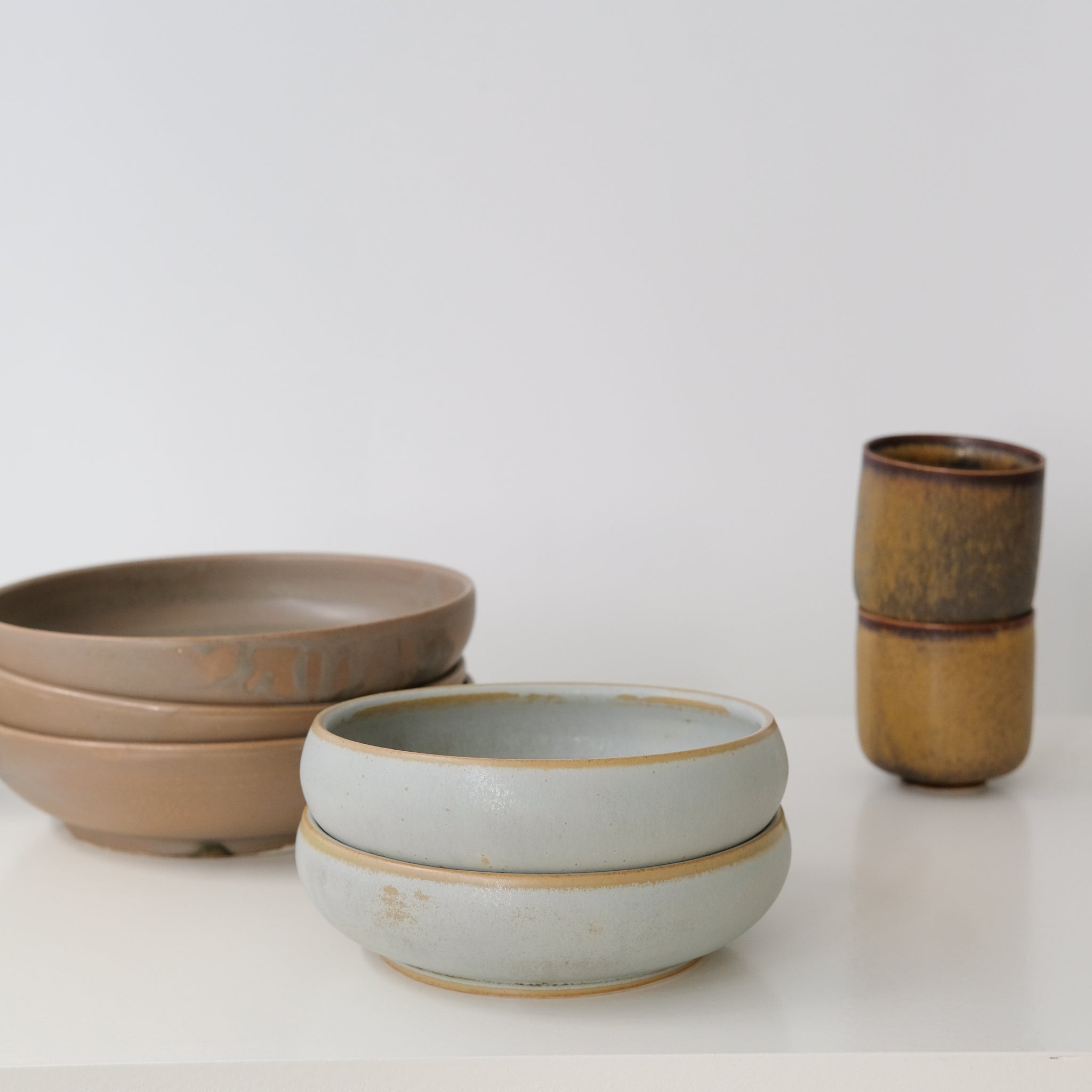 Assiette creuse blanc polaire par Léa Guetta chez Brutal Ceramics