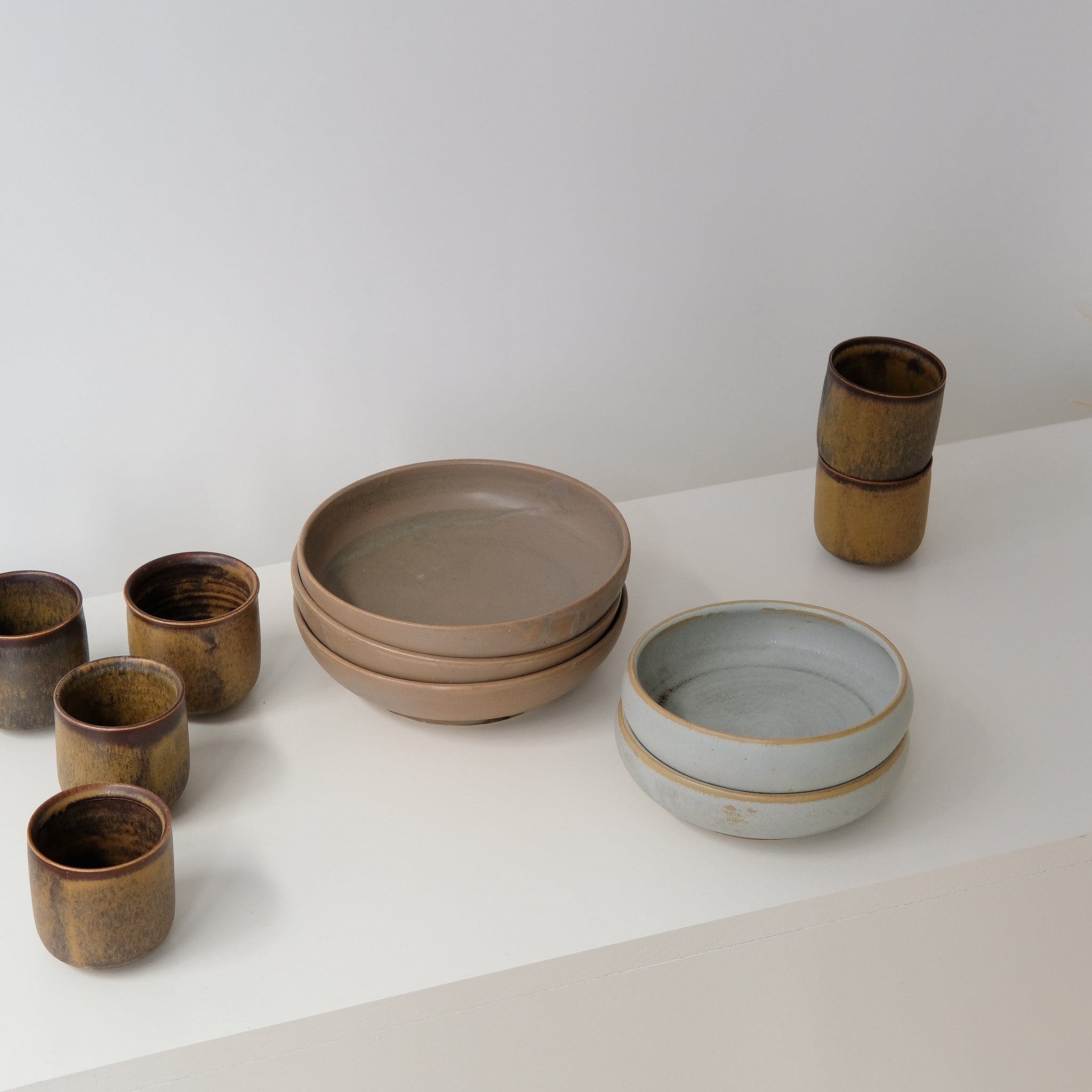 Assiette creuse blanc polaire par Léa Guetta chez Brutal Ceramics