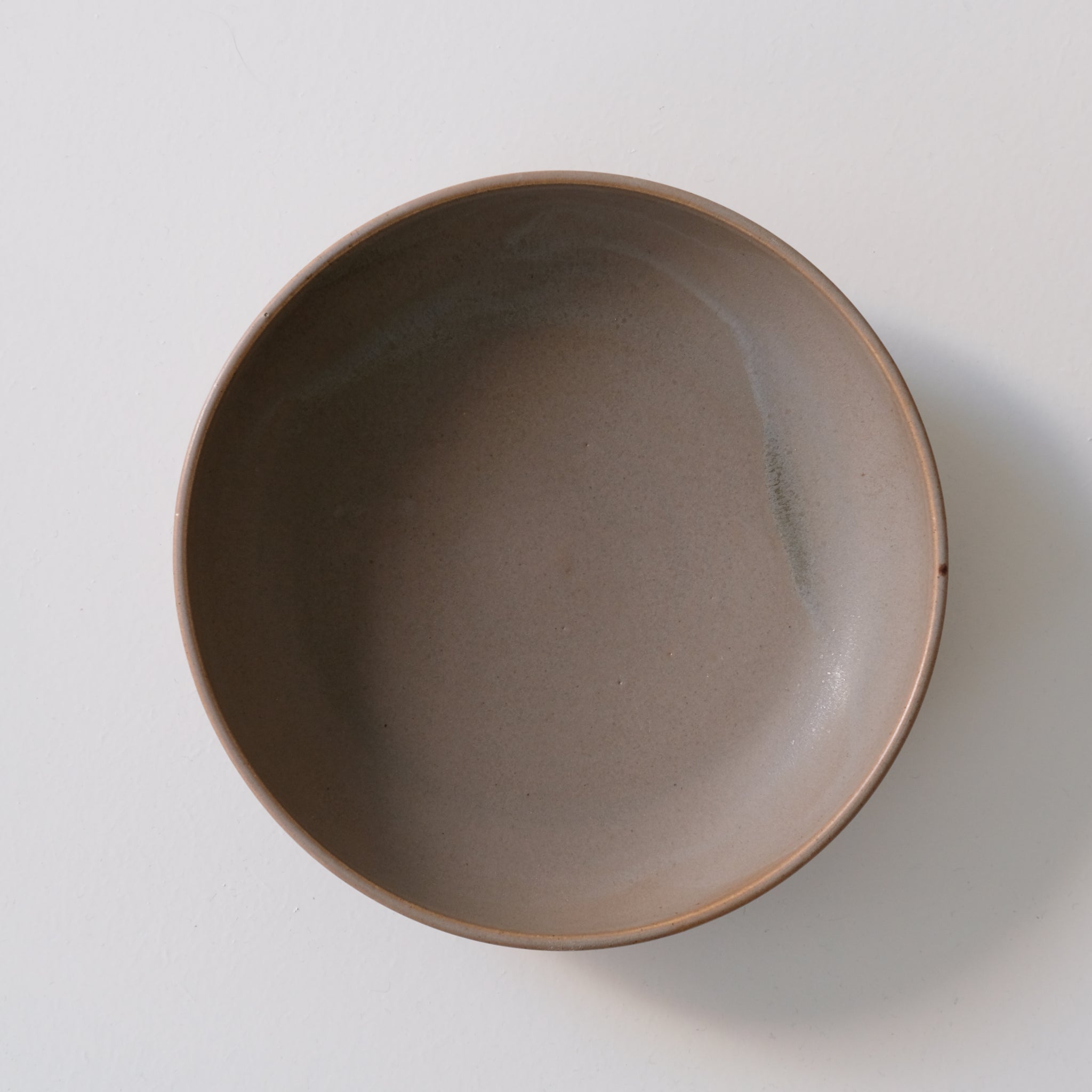 Assiette creuse brun kaki par Léa Guetta chez Brutal Ceramics