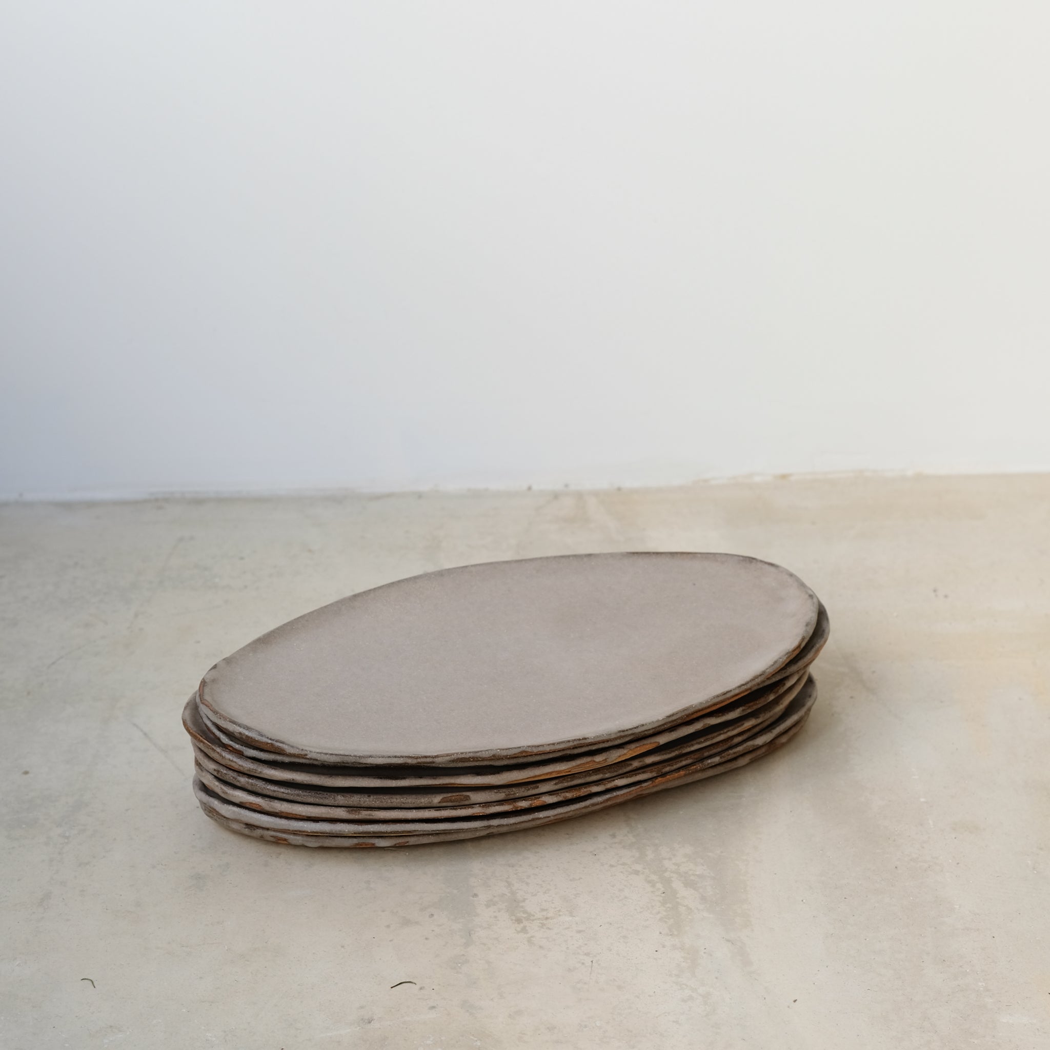 Plat oval en grès roux, Gris de Lola Moreau chez Brutal Ceramics