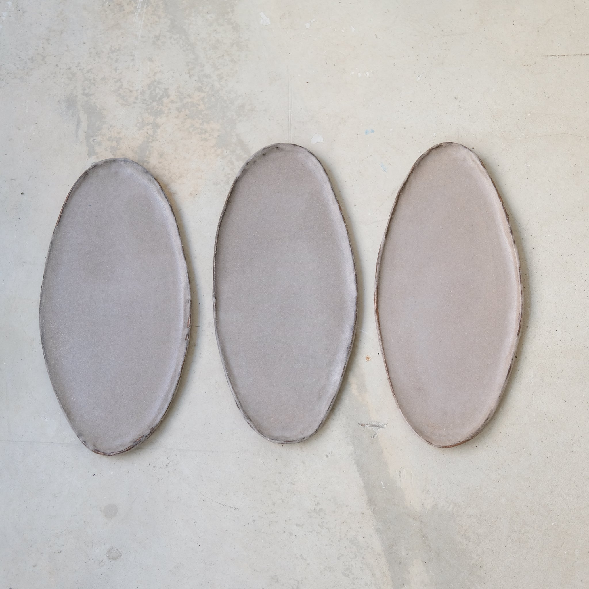Plat oval en grès roux, Gris de Lola Moreau chez Brutal Ceramics
