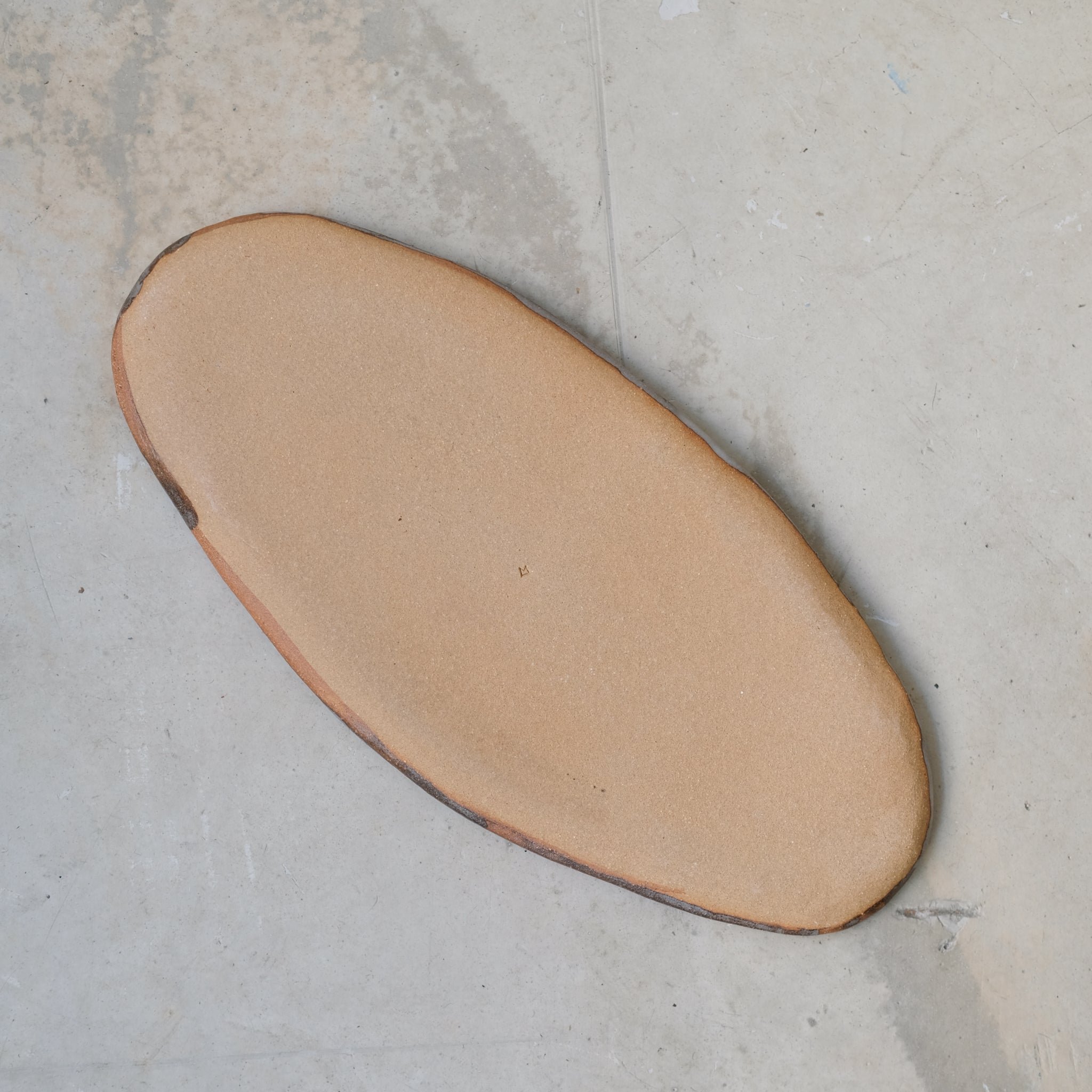 Plat oval en grès roux, Gris de Lola Moreau chez Brutal Ceramics