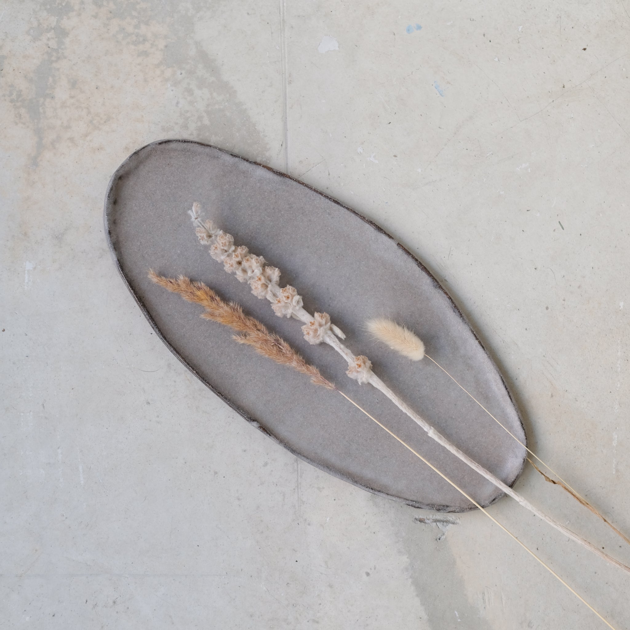 Plat oval en grès roux, Gris de Lola Moreau chez Brutal Ceramics