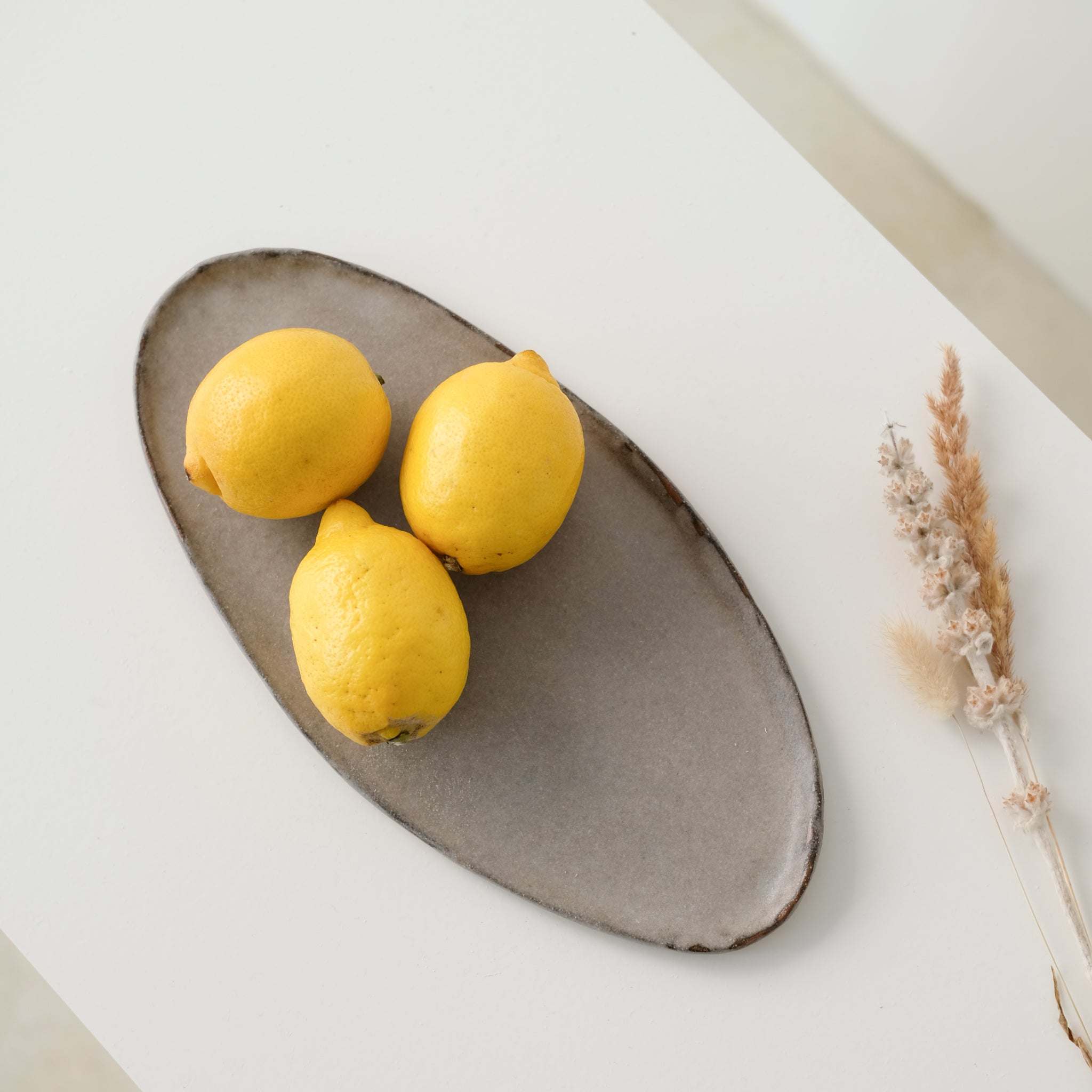 Plat oval en grès roux, Gris de Lola Moreau chez Brutal Ceramics