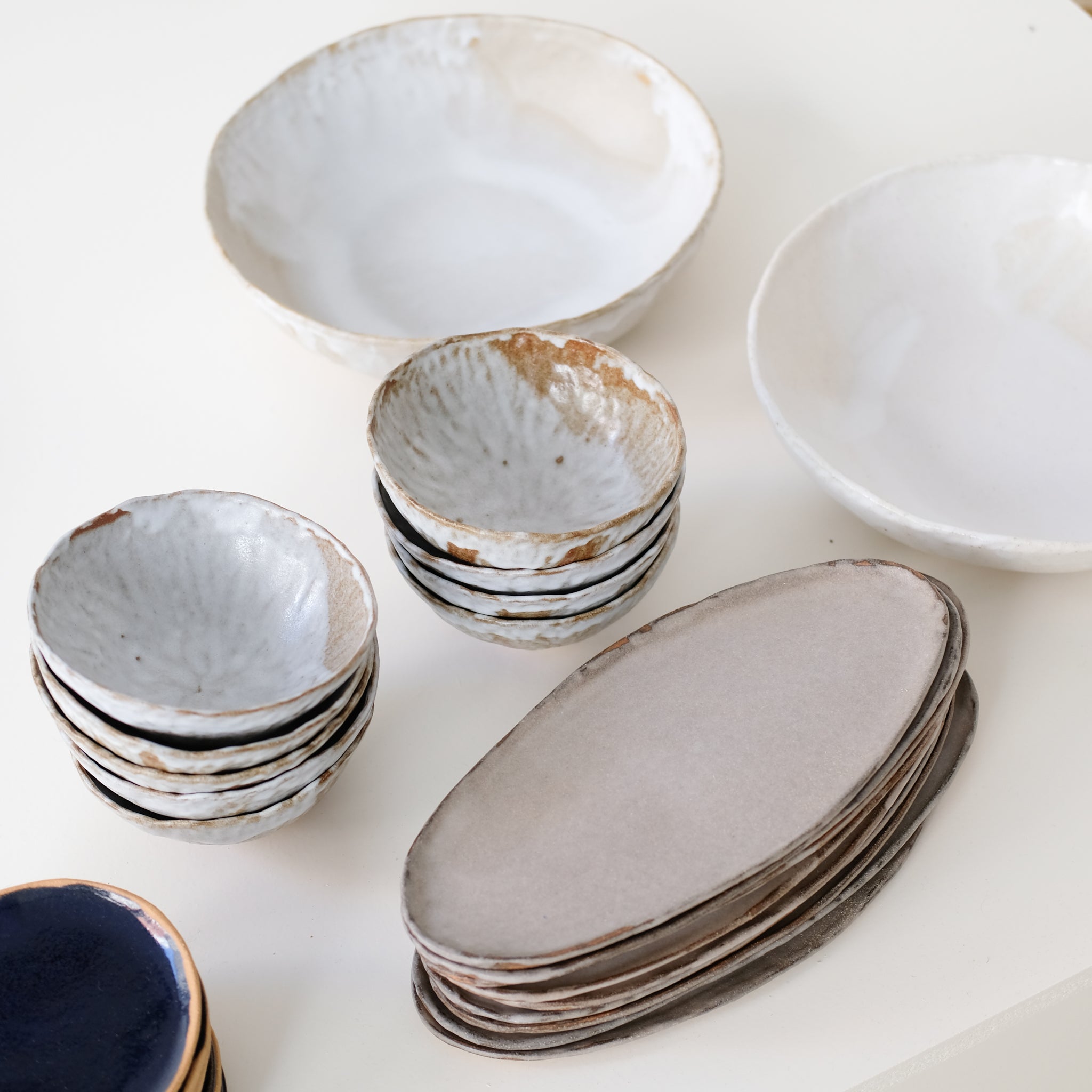Plat oval en grès roux, Gris de Lola Moreau chez Brutal Ceramics