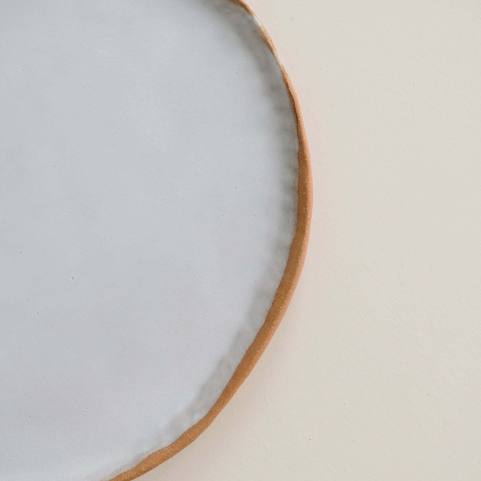 Plateau en grès roux, Blanc de Lola Moreau chez Brutal Ceramics