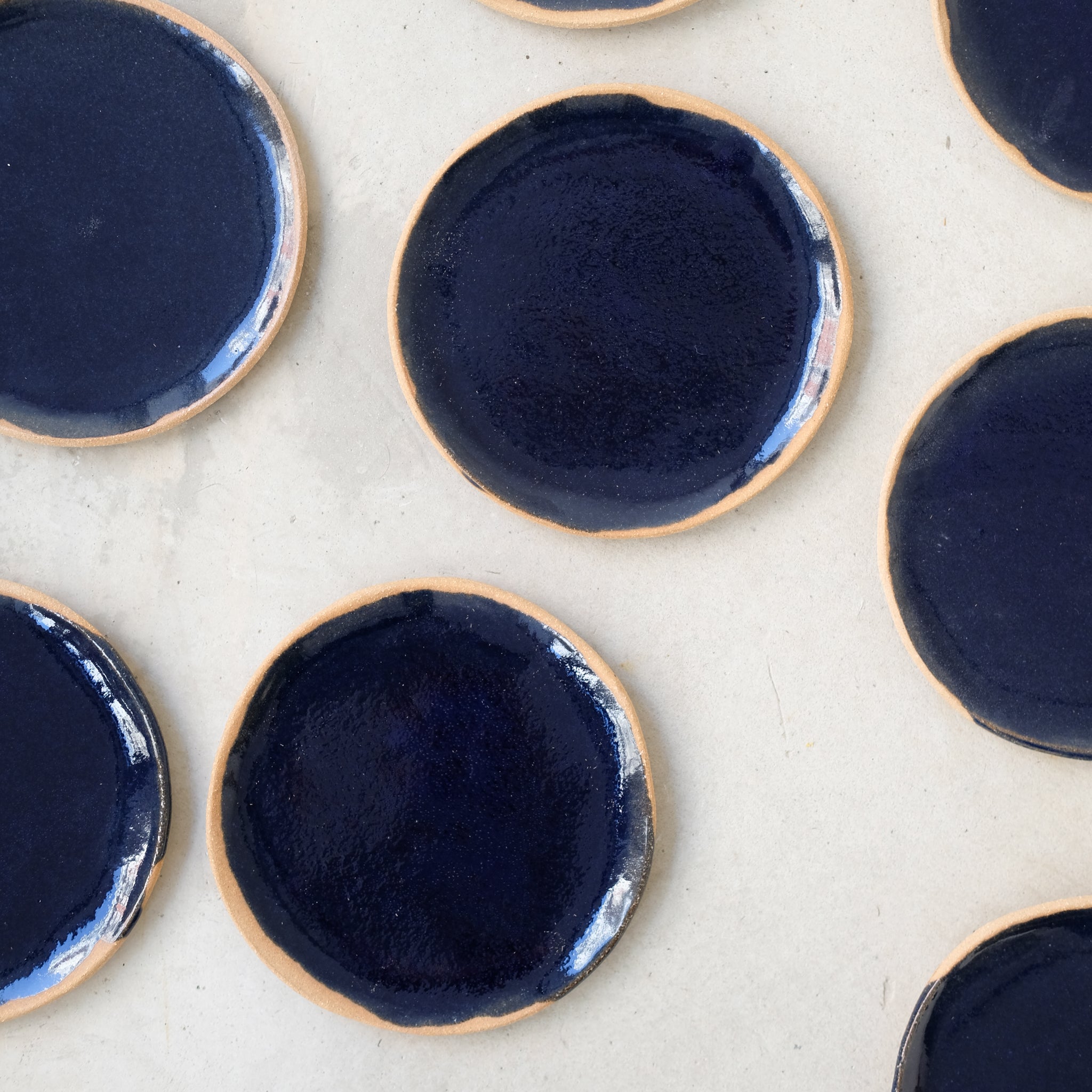 Assiette en grès roux bleu brillant de Lola Moreau chez Brutal