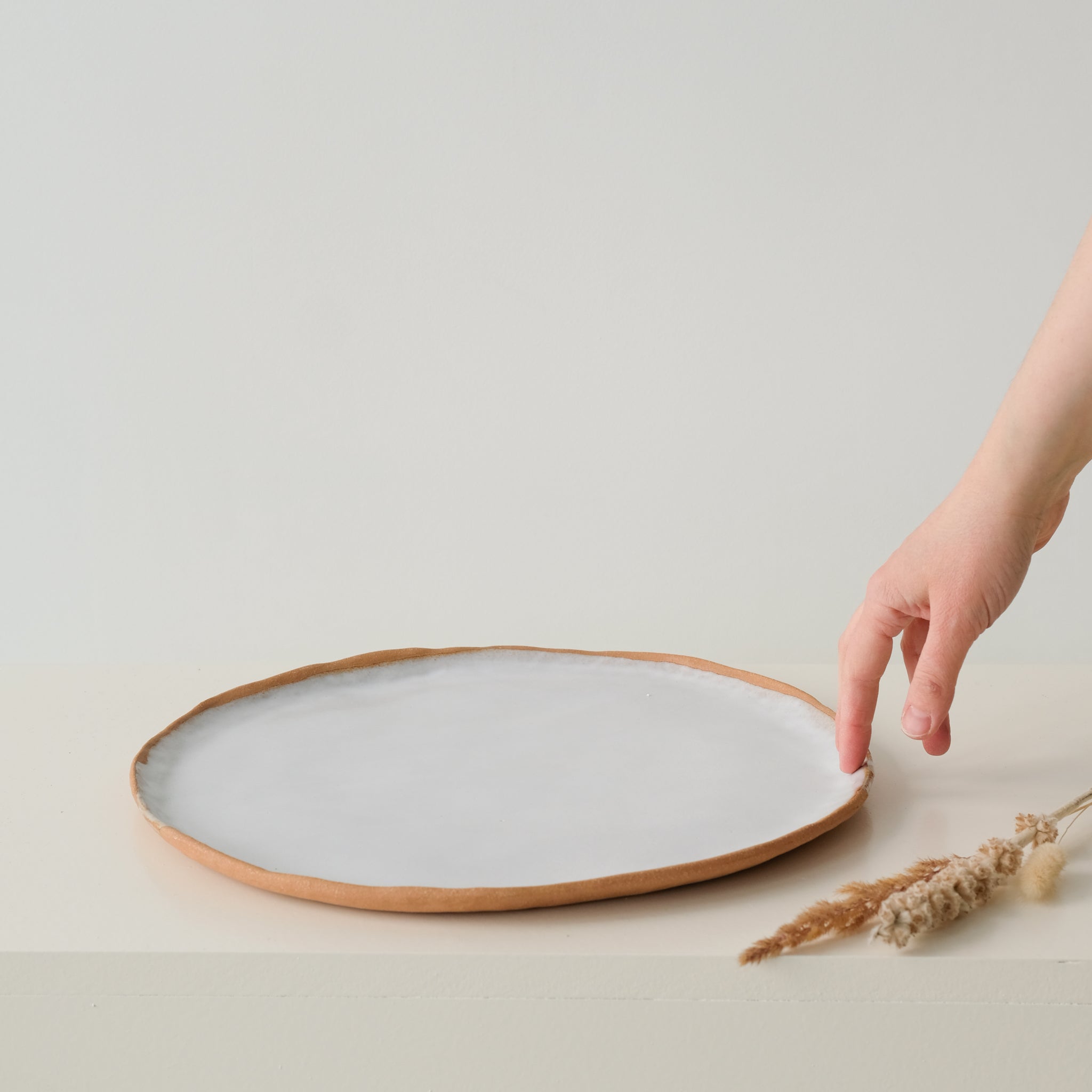 Plateau en grès roux, Blanc de Lola Moreau chez Brutal Ceramics