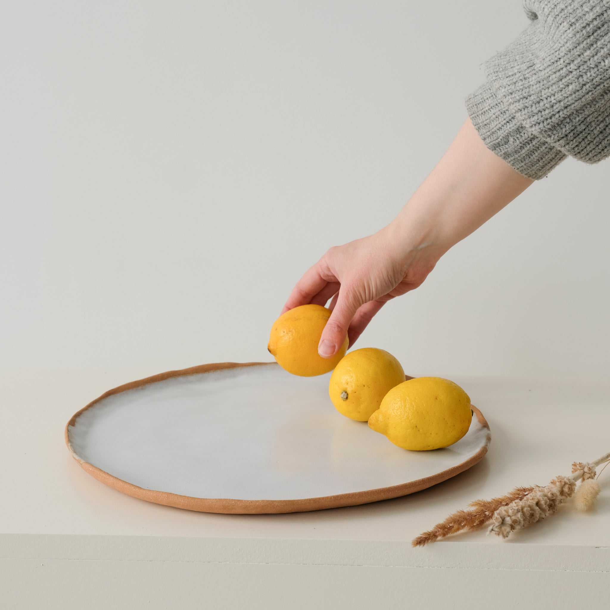 Plateau en grès roux, Blanc de Lola Moreau chez Brutal Ceramics