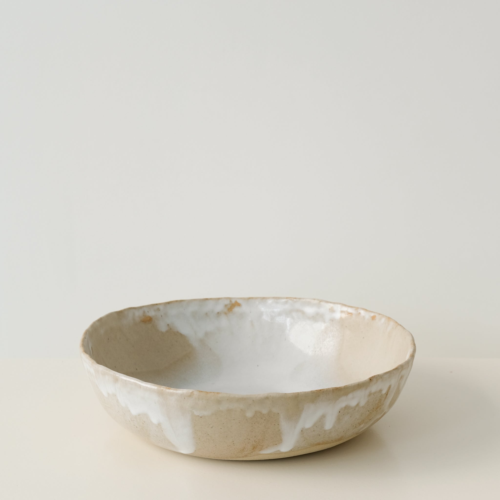 Saladier en grès beige de Lola Moreau chez Brutal Ceramics