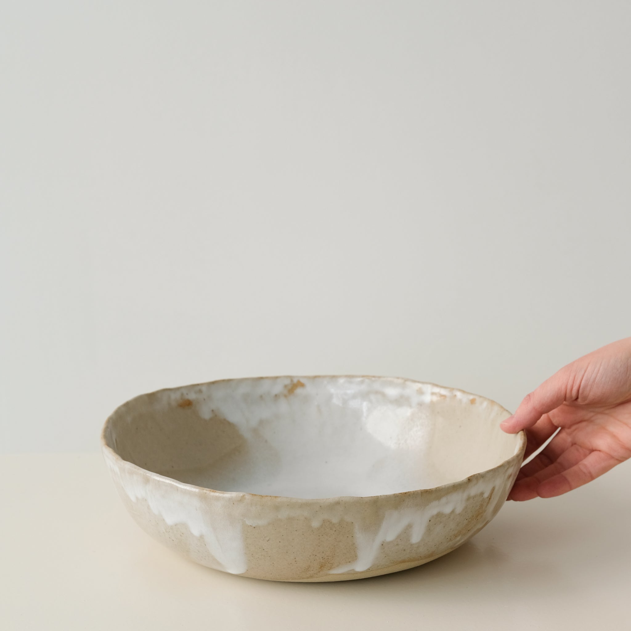 Saladier en grès beige de Lola Moreau chez Brutal Ceramics