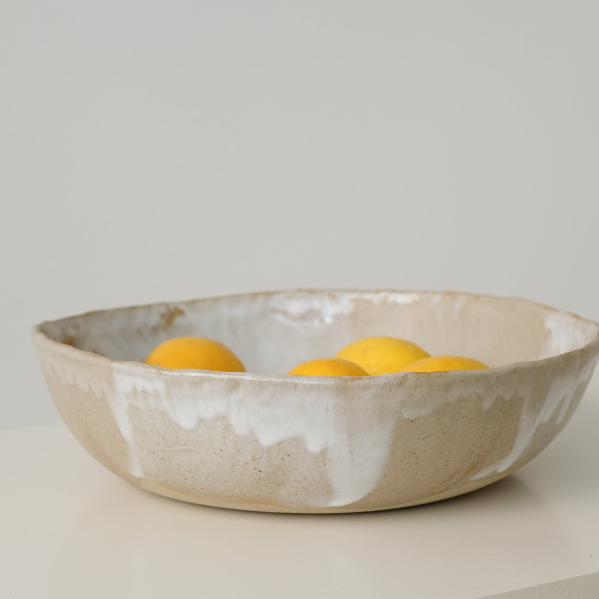 Saladier en grès beige de Lola Moreau chez Brutal Ceramics