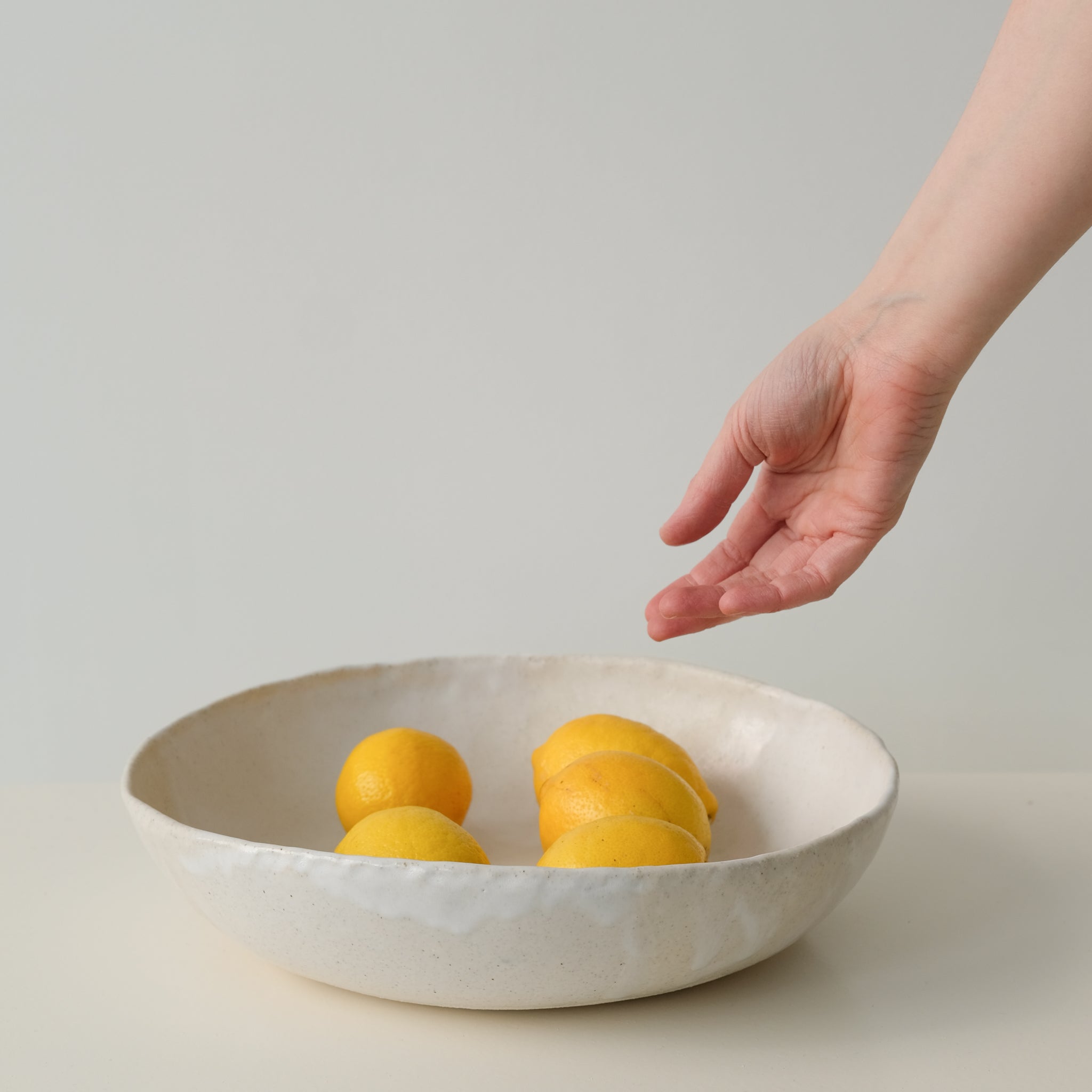 Saladier en grès blanc de Lola Moreau chez Brutal Ceramics